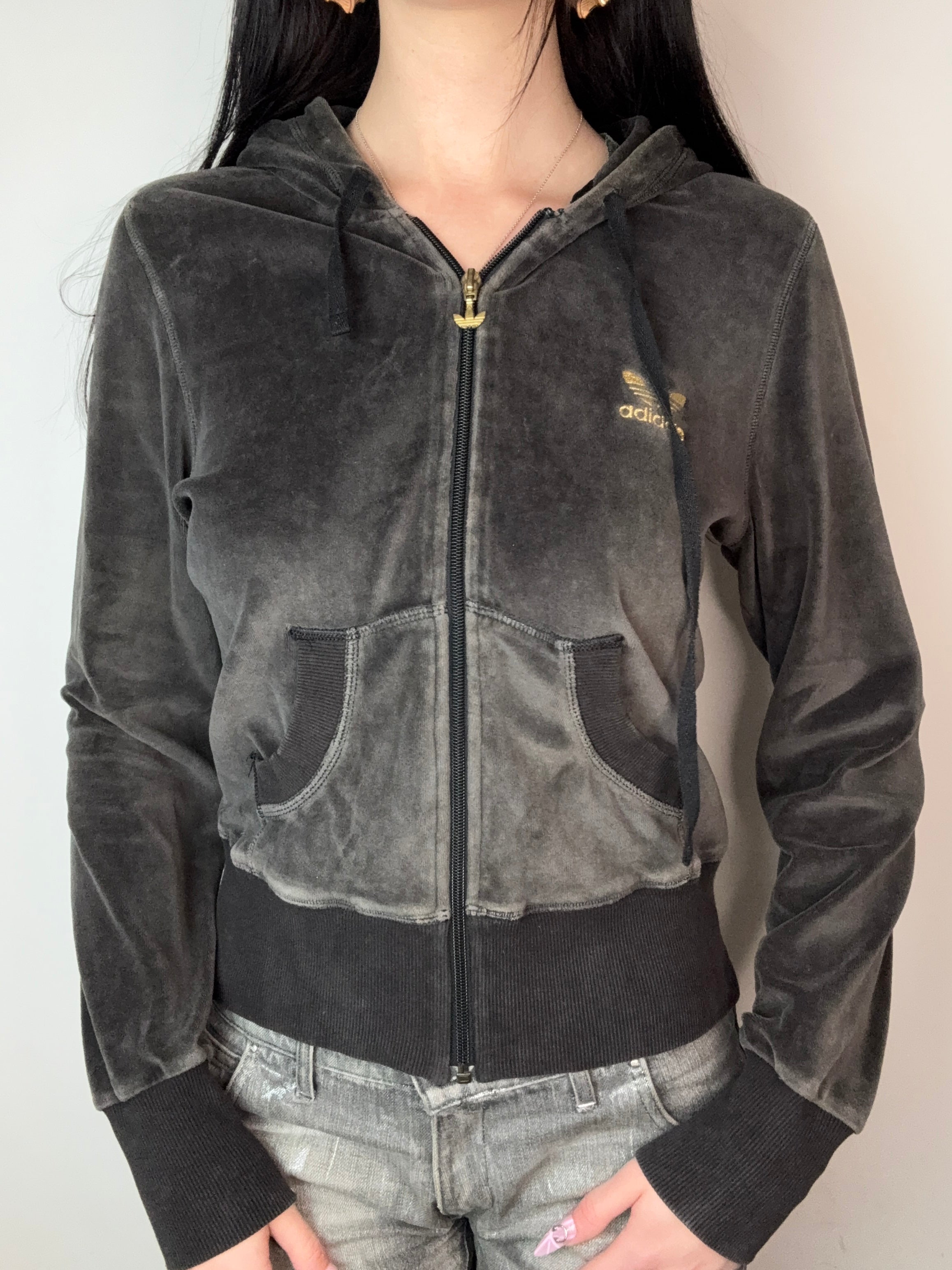 Vintage Adidas Brown Velour Hooded Track Jacket für Damen. Y2K Second Hand 2000s Fashion