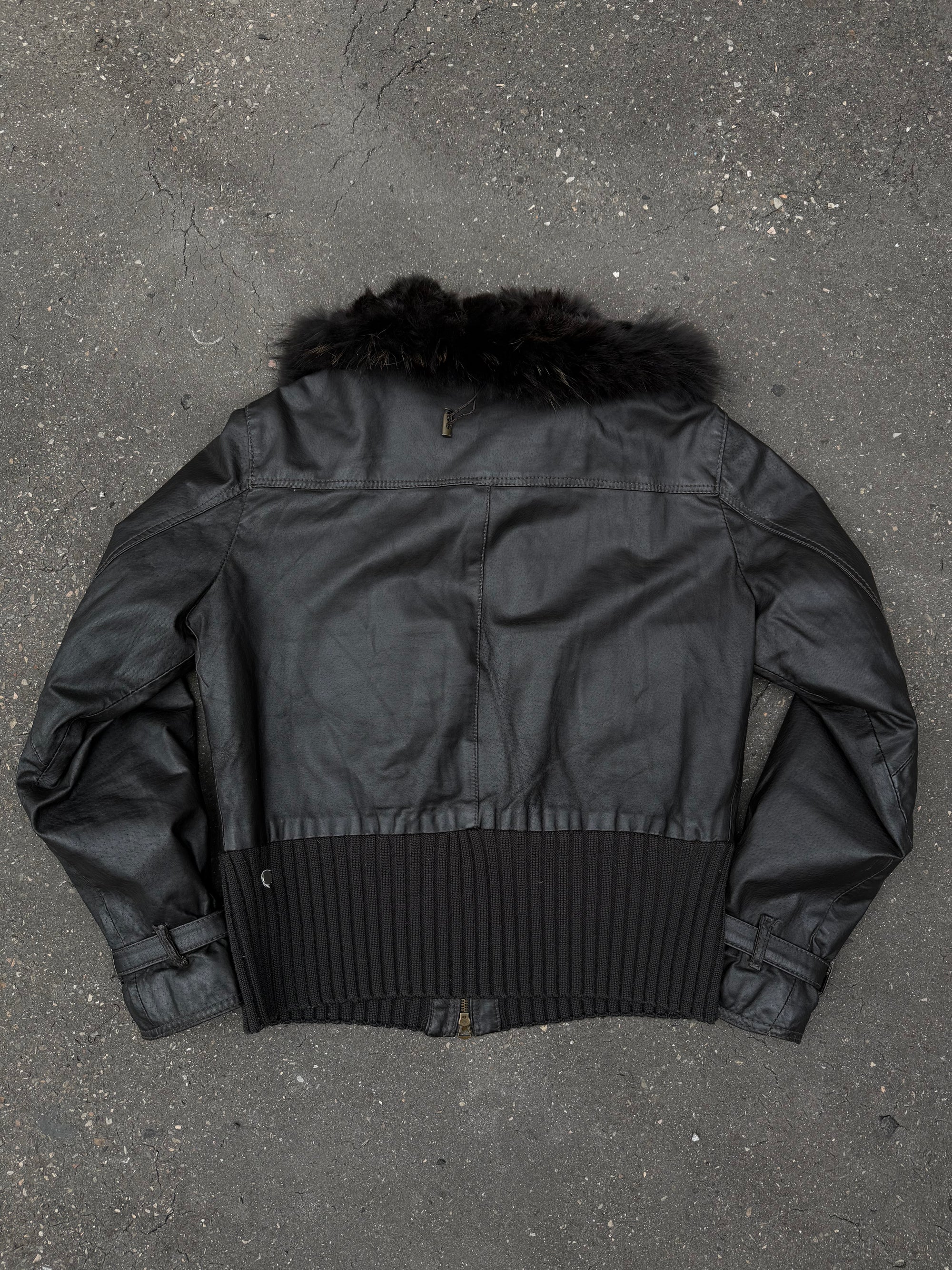 Eine schwarz braune echtleder Jacke mit faux fur Kragen in braun