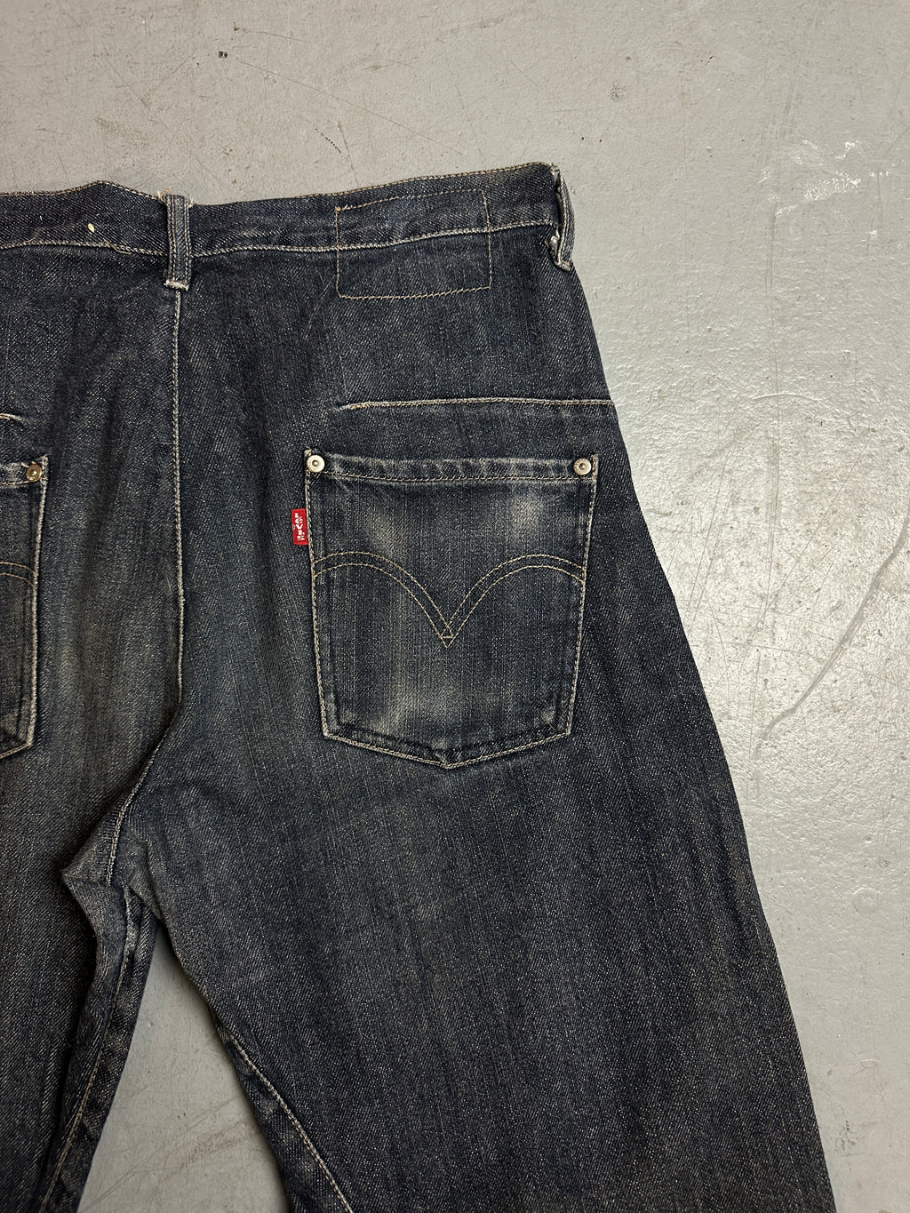 Detailbild von einer Vintage Levis Engineered Dark Blue Denim von Hosentasche hinten