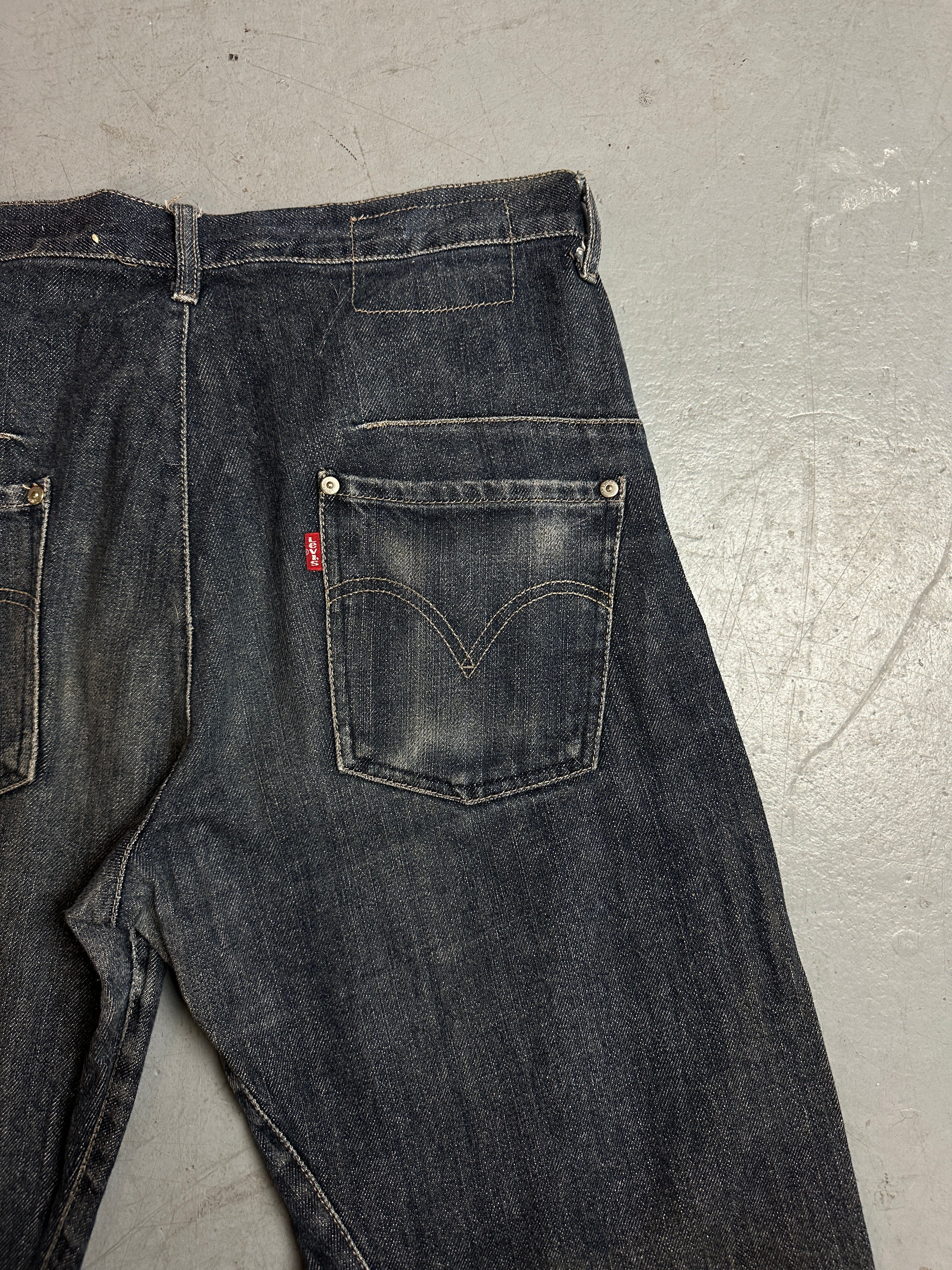 Detailbild von einer Vintage Levis Engineered Dark Blue Denim von Hosentasche hinten