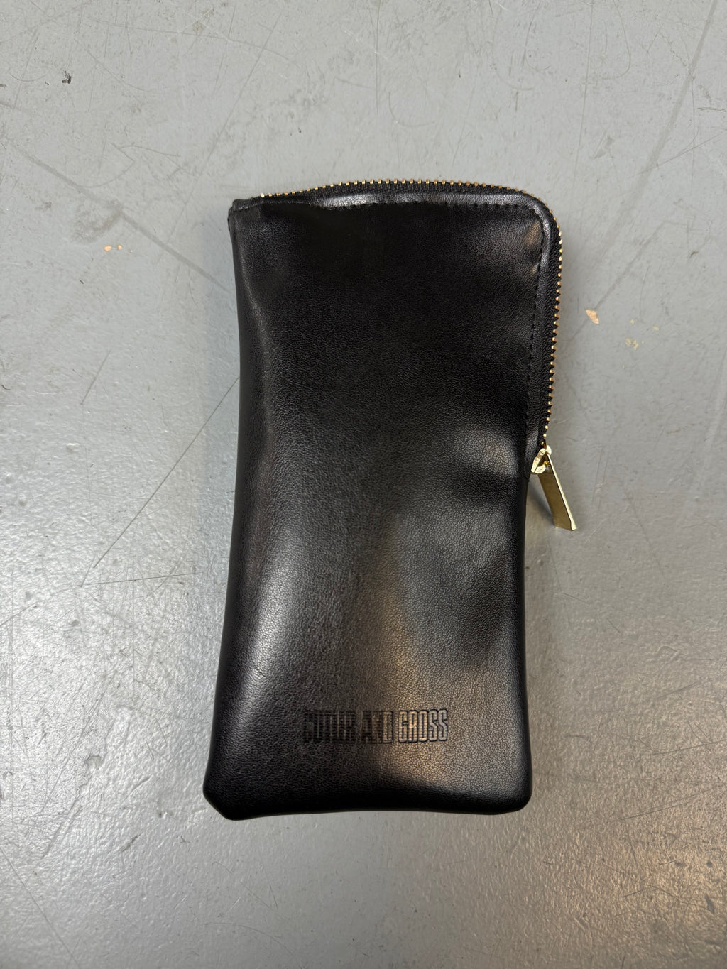 Schwarze Sonnenbrille von cutler & gross mit kleinen Dolch Details am Gestell 