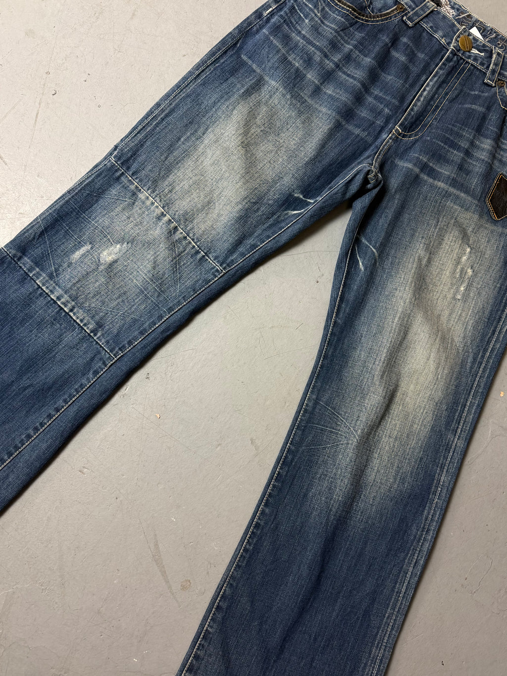 Detailbild von einer Vintage Big Train Baggy Jeans with Studded Back Pockets von Hosenbein