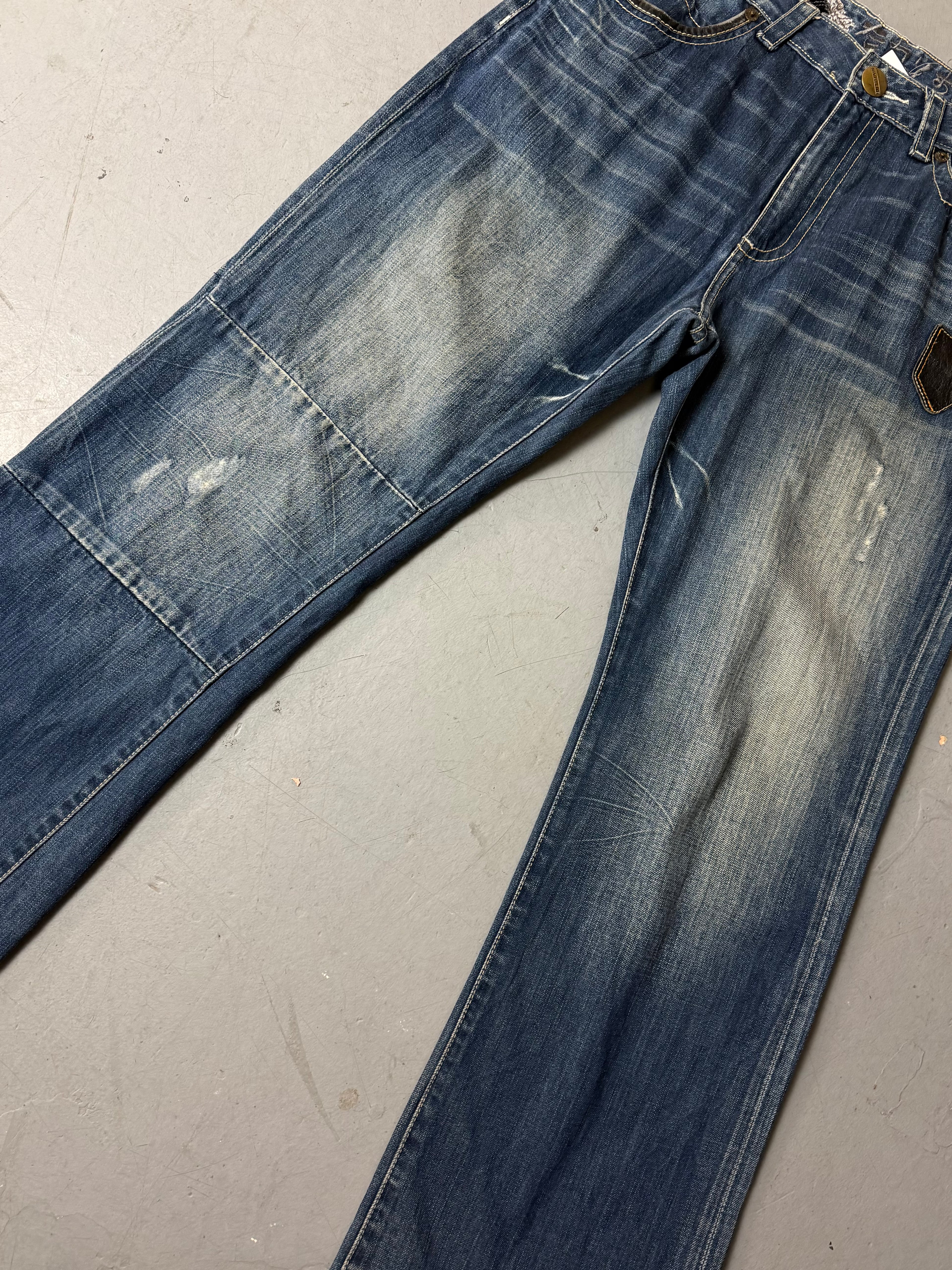 Detailbild von einer Vintage Big Train Baggy Jeans with Studded Back Pockets von Hosenbein