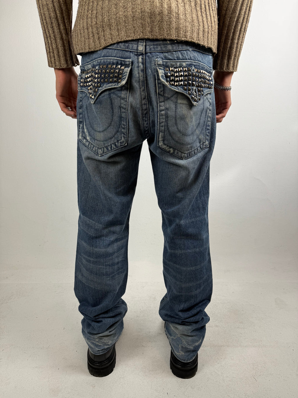 Tragebild von Vintage True Religion Baggy Denim with Studded Pockets M/L von hinten