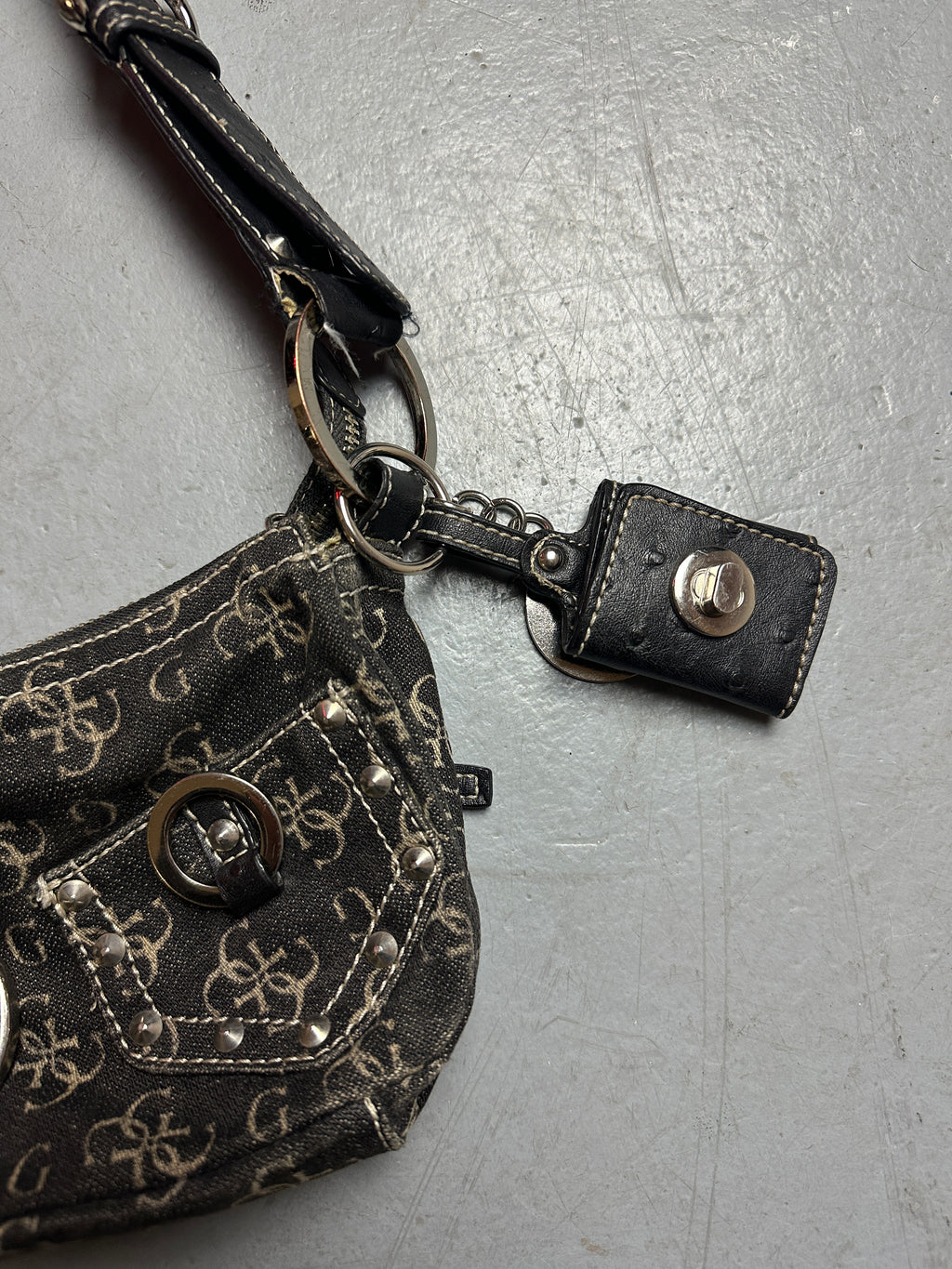 Detailbild Vintage Black Guess Mini Bag von vorne 