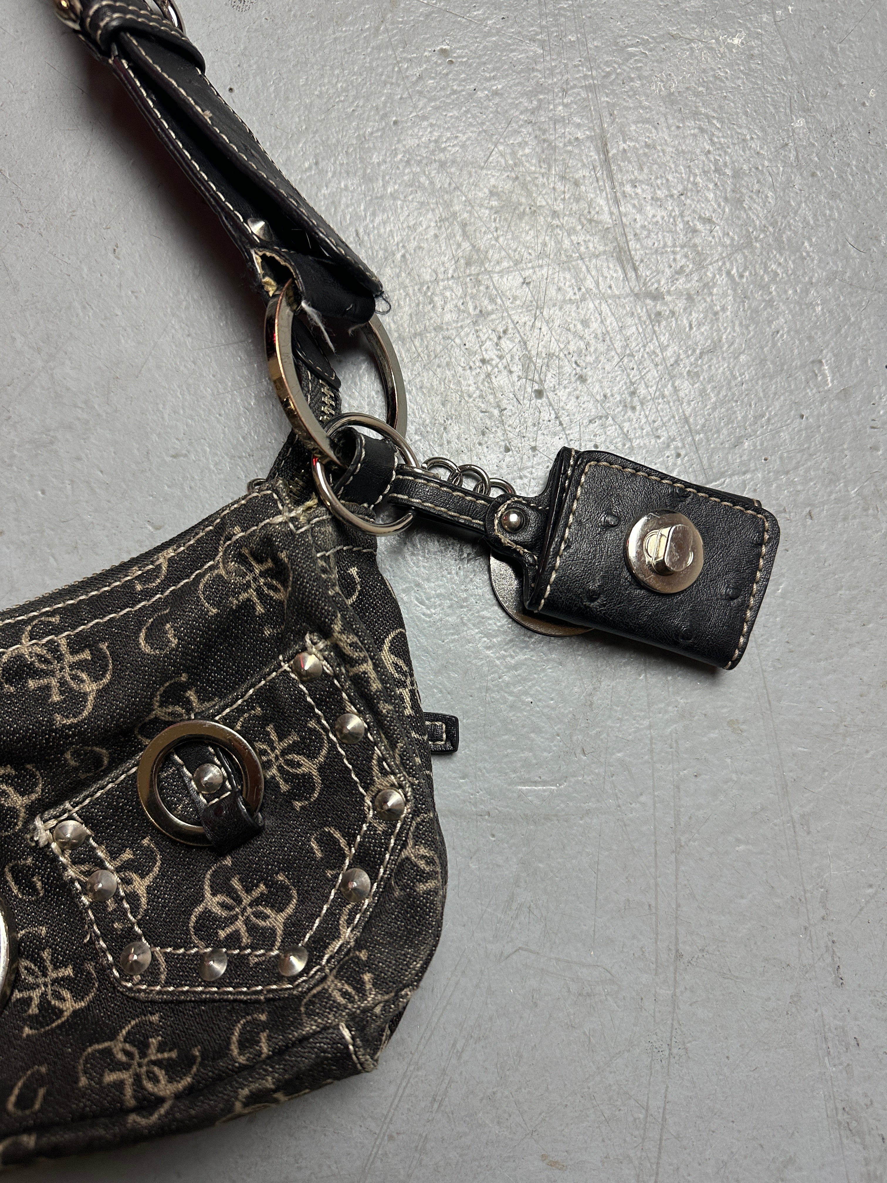 Detailbild Vintage Black Guess Mini Bag von vorne 