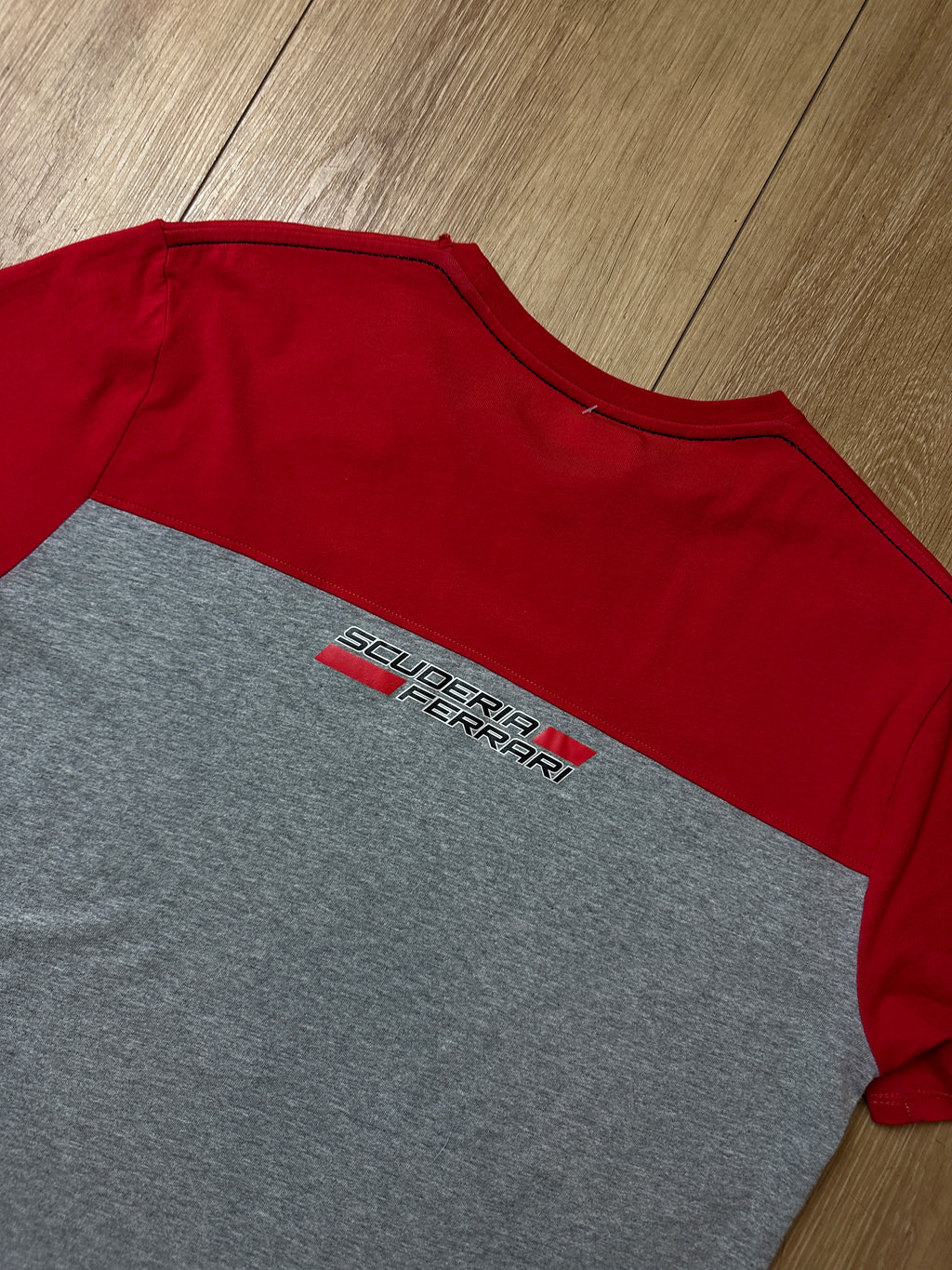 Ein Vintage T-Shirt von Ferarri mit Logo Print in weiß grün und rot 