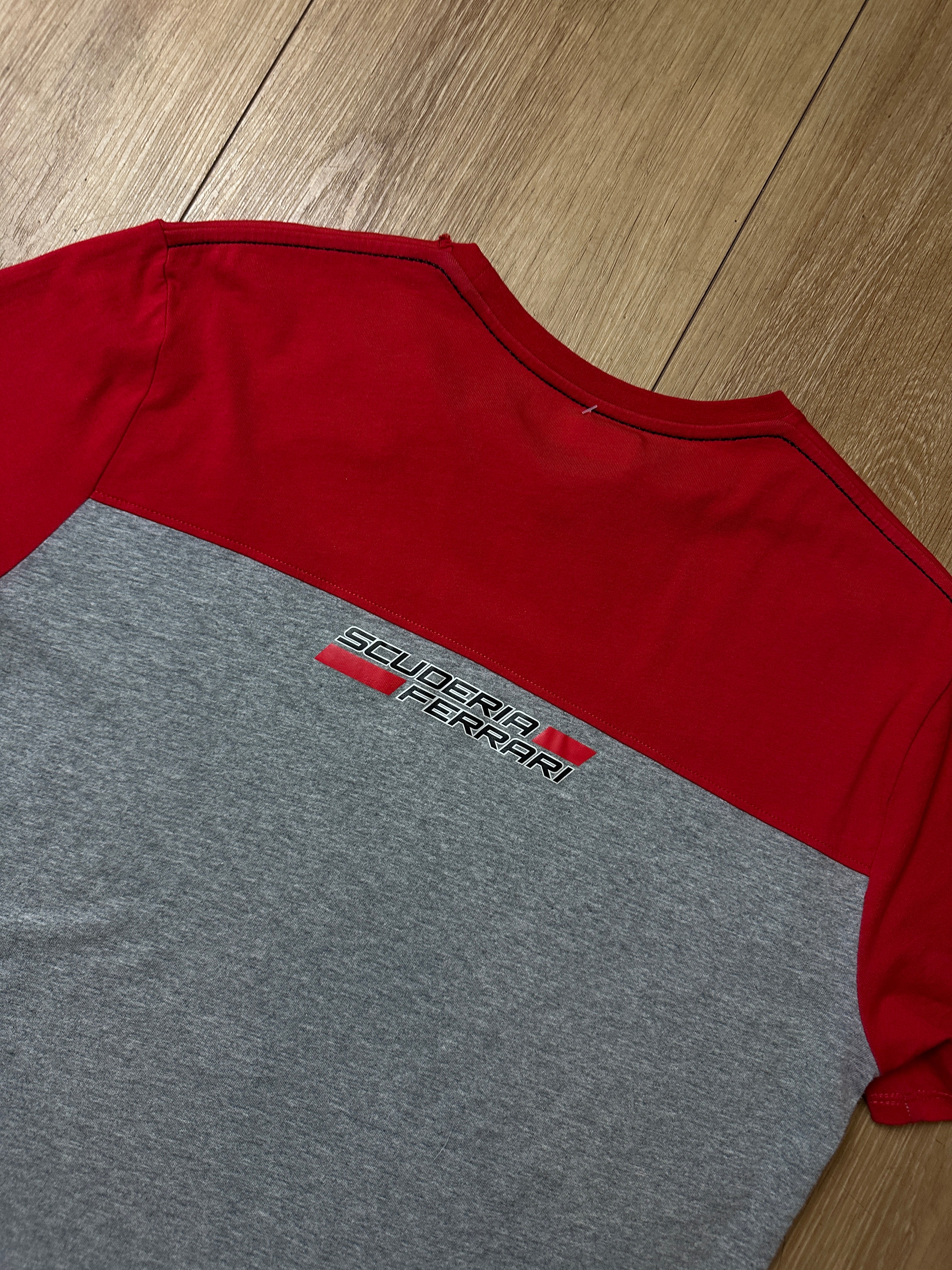 Ein Vintage T-Shirt von Ferarri mit Logo Print in weiß grün und rot 