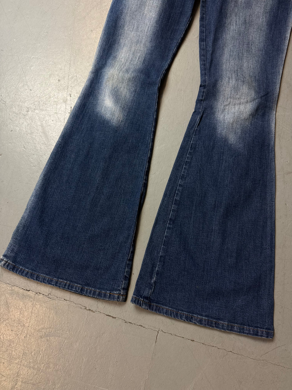 Vintage Onyx Flared Low Waist Jeans für Damen. Y2K Second Hand 2000s Fashion