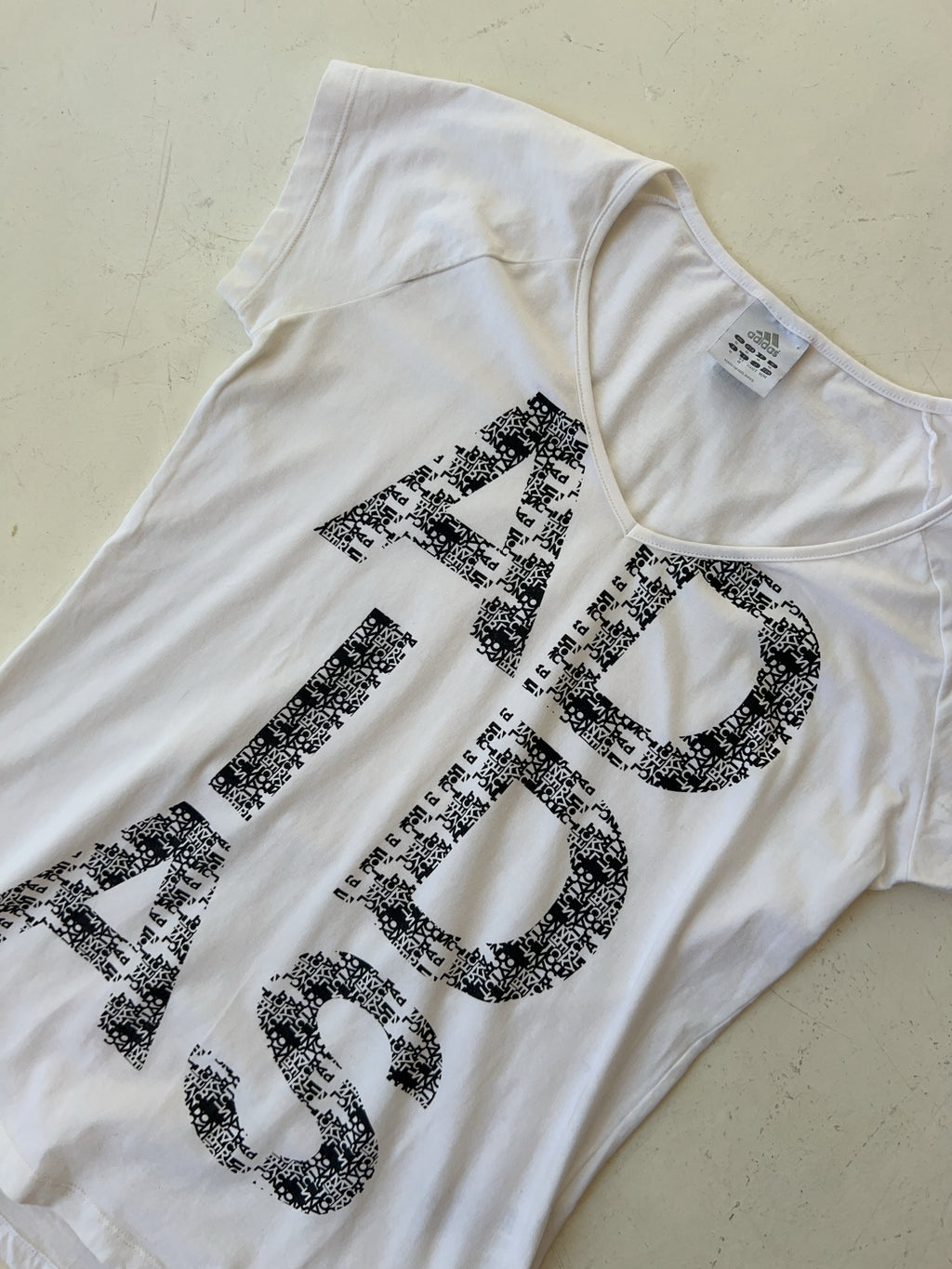 Vintage Adidas Grapic T-Shirt für Damen. Y2k Second Hand 2000s Fashion.