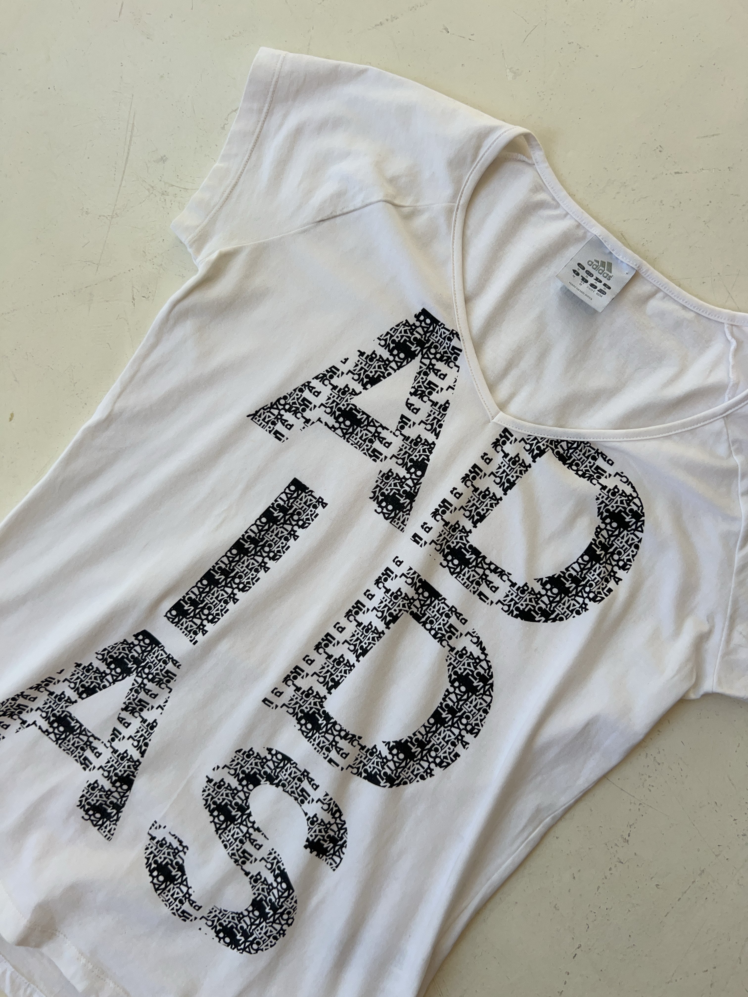 Vintage Adidas Grapic T-Shirt für Damen. Y2k Second Hand 2000s Fashion.