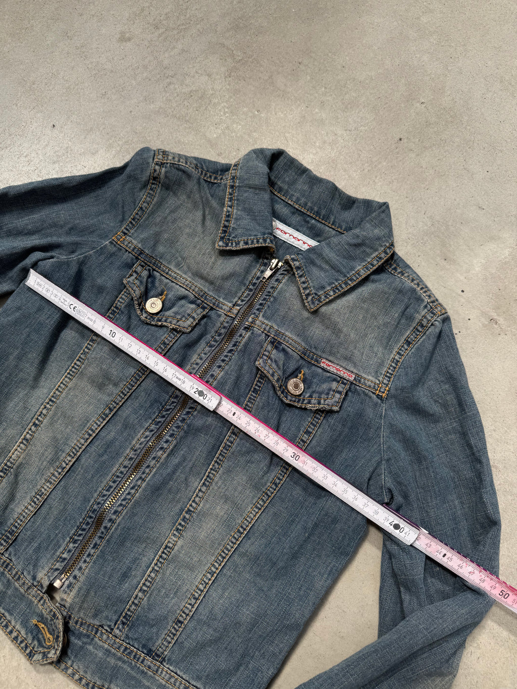 Vintage Fornarina Denim Jacket with Rhinestone Backpockets Für Männer. Y2K Second Hand 2000s Fashion 