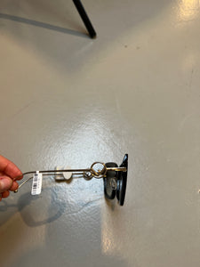 Produktbild von einer schwarzen Fendi Sonnenbrille auf grauem Boden.