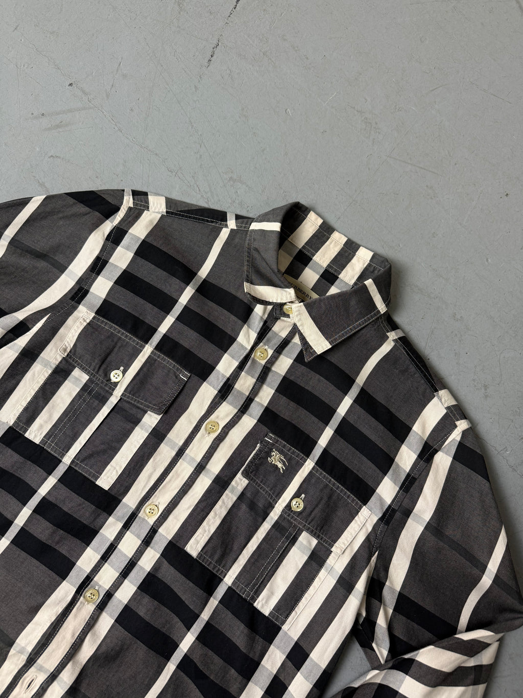 Eine schwarz weiß karierte Bluse von Burberry 