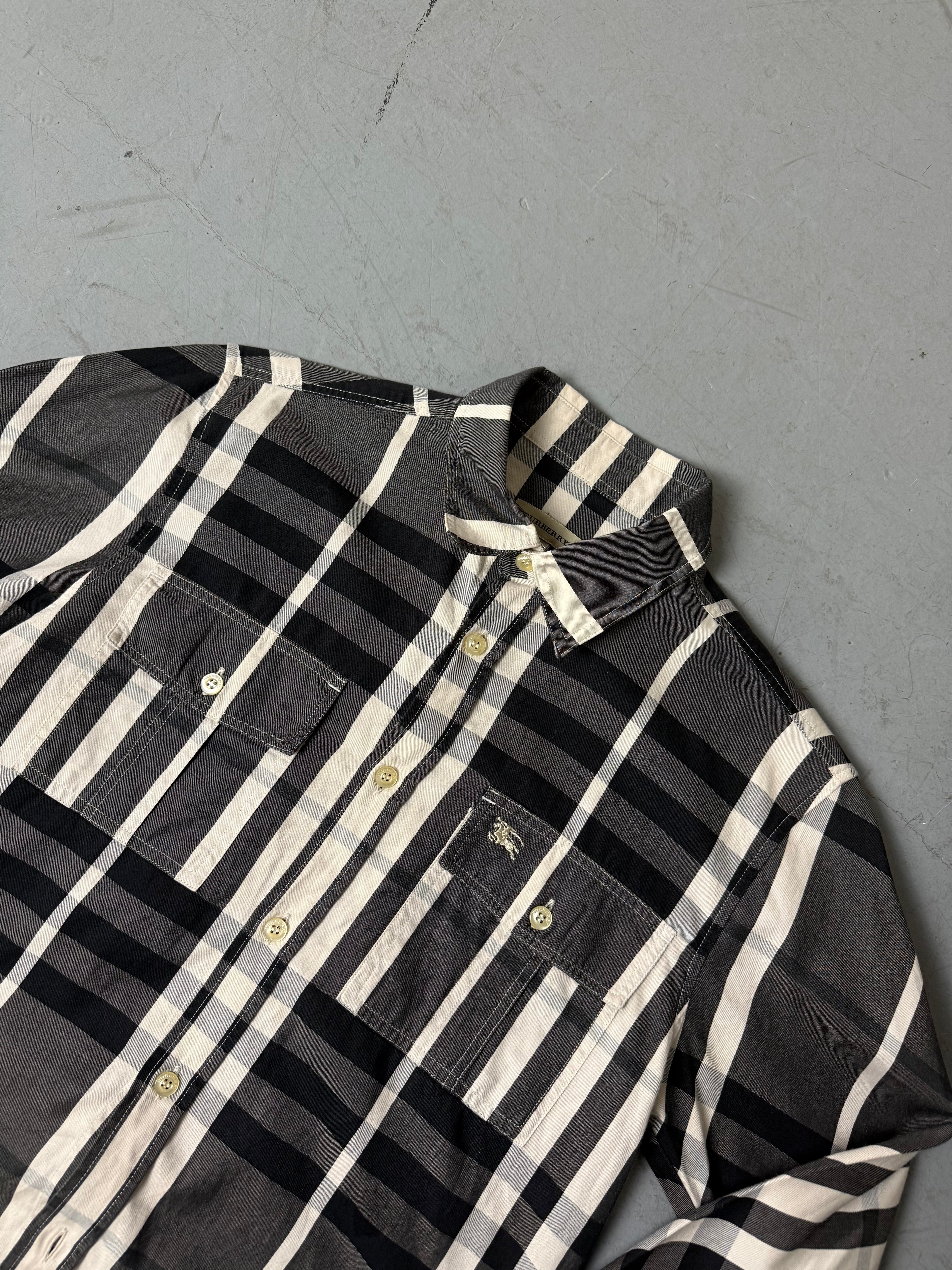 Eine schwarz weiß karierte Bluse von Burberry 