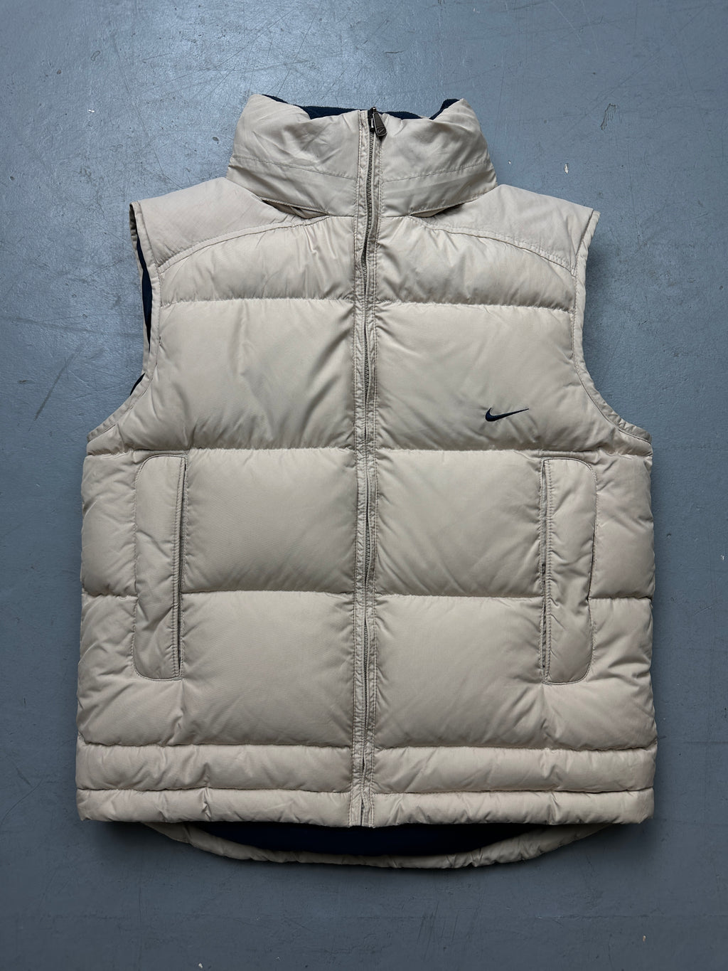 Vintage Nike Cream Down Puffer Vest für Männer. Y2K Secondhand 2000s Fashion