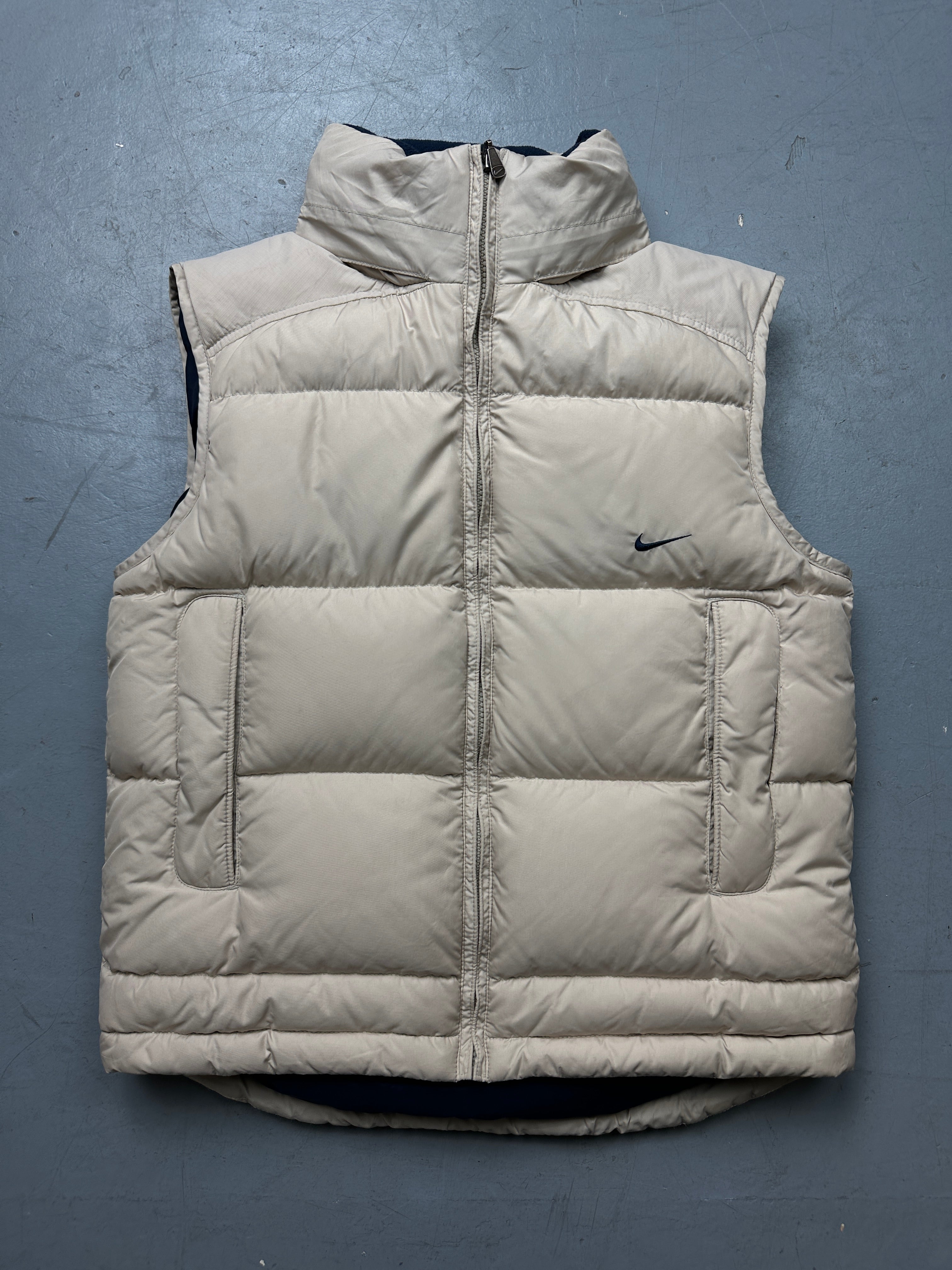 Vintage Nike Cream Down Puffer Vest für Männer. Y2K Secondhand 2000s Fashion