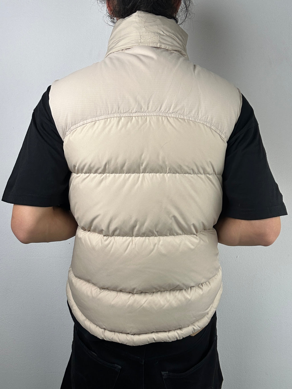 Vintage Nike Cream Down Puffer Vest für Männer. Y2K Secondhand 2000s Fashion