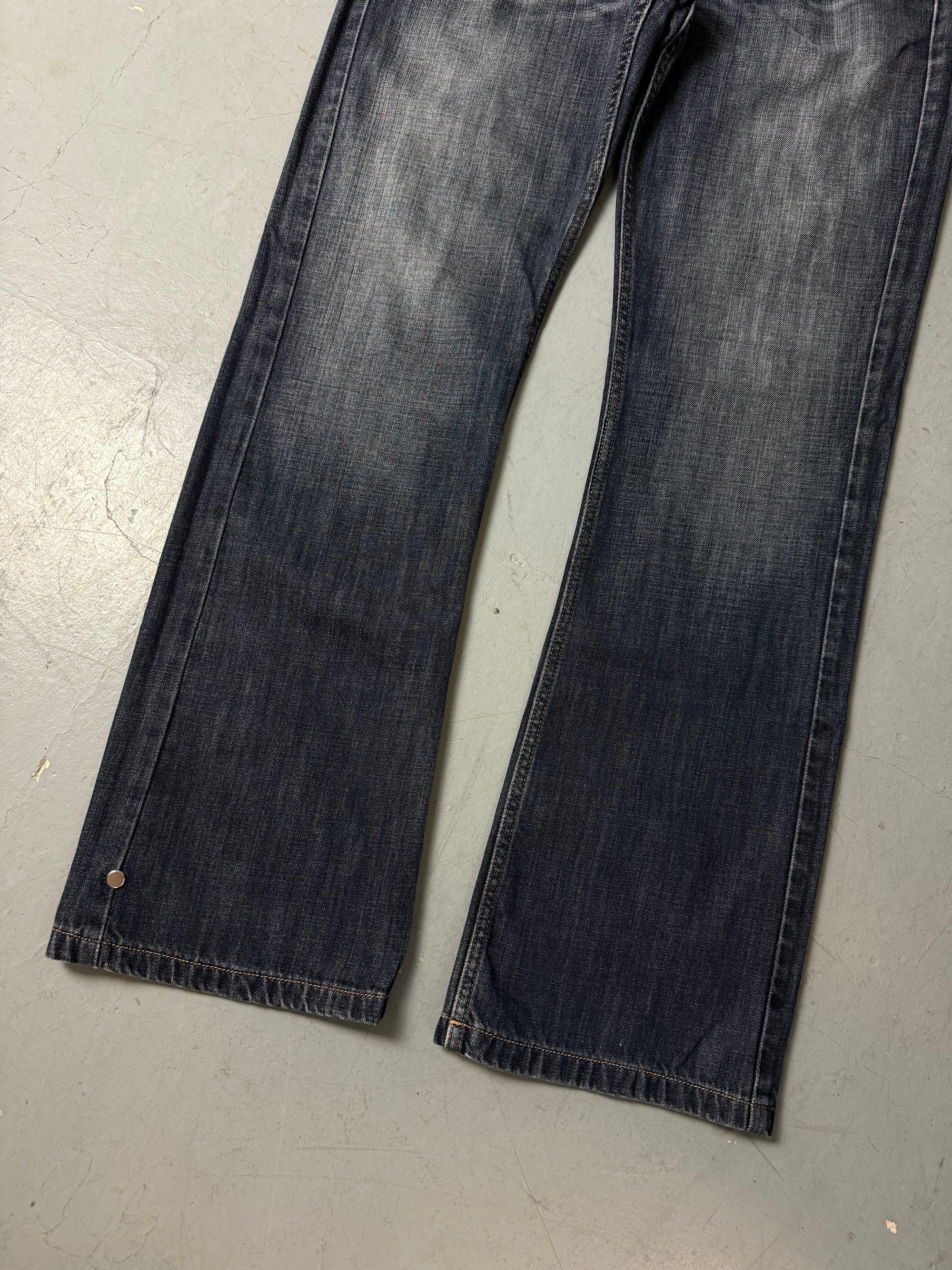 Eine dunkelblaue bootcut Jeans von Levi’s 