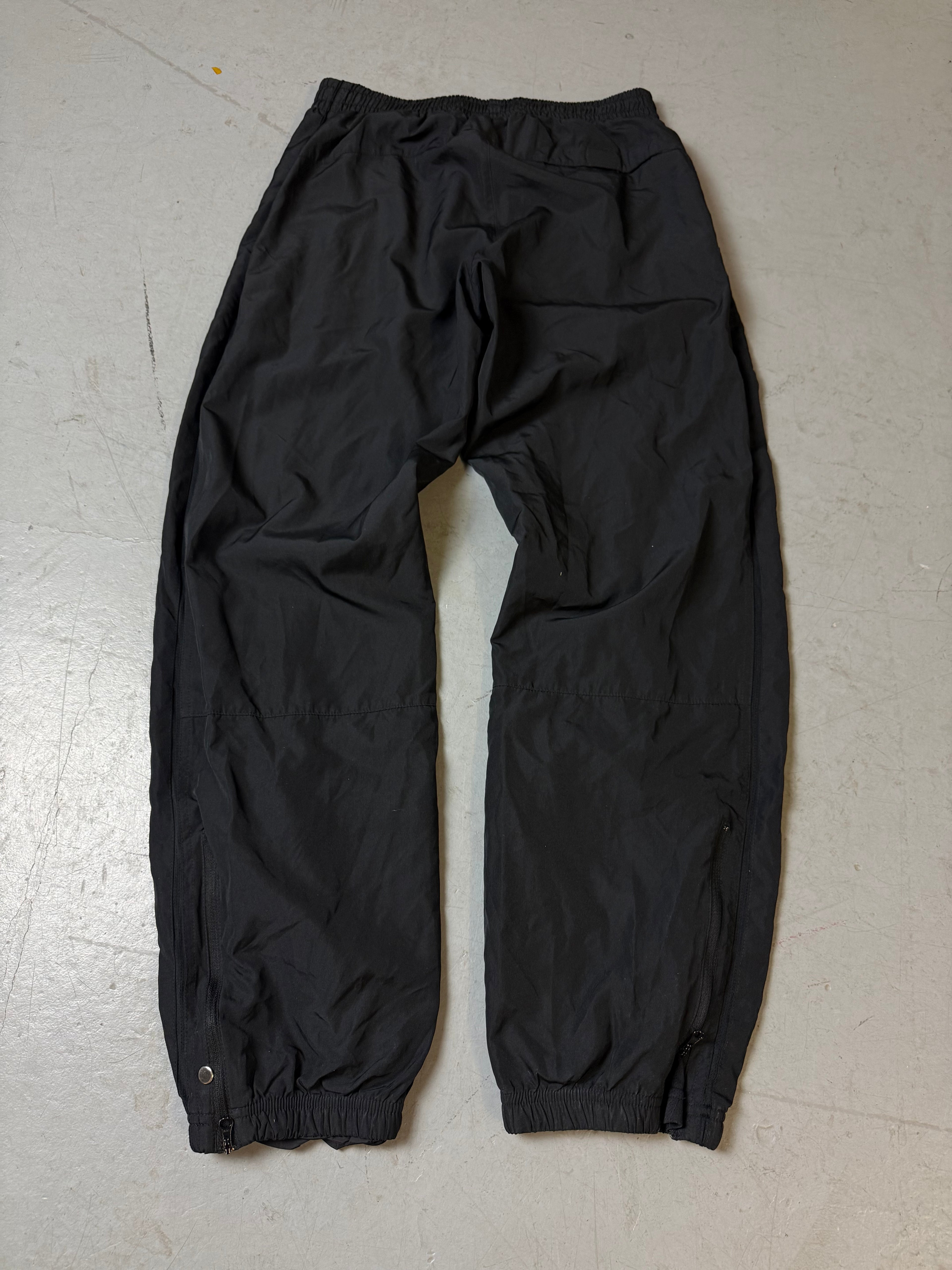 Eine schwarze Nike Trackpants Sporthose Jogginghose y2k 