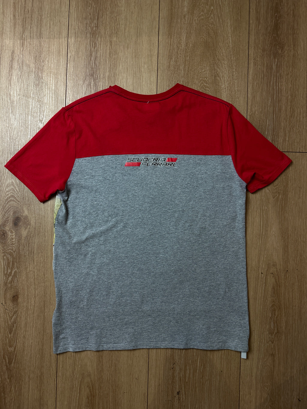Ein Vintage T-Shirt von Ferarri mit Logo Print in weiß grün und rot 