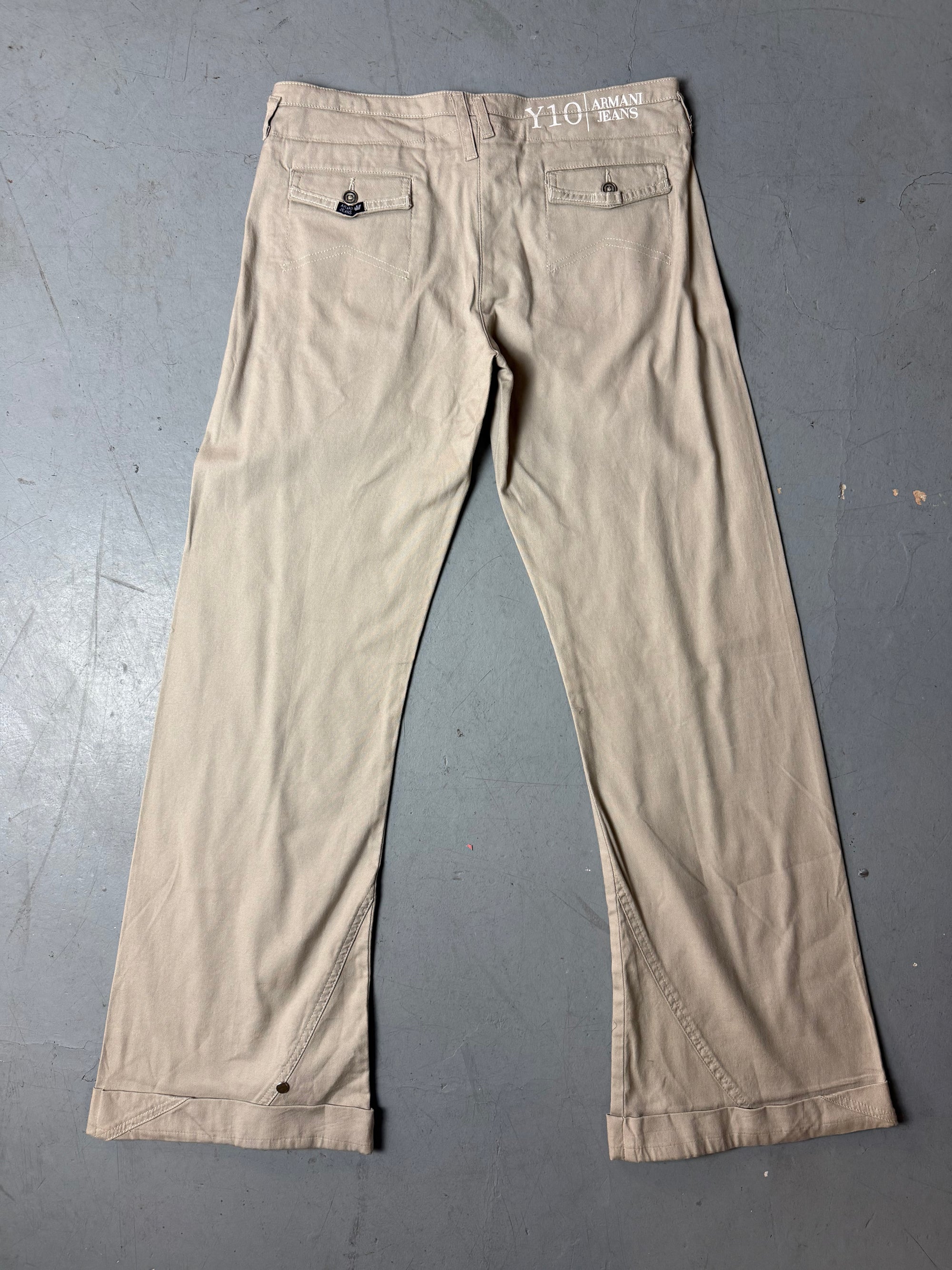 Produktbild von einer Vintage Armani Jeans Beige Pants von hinten