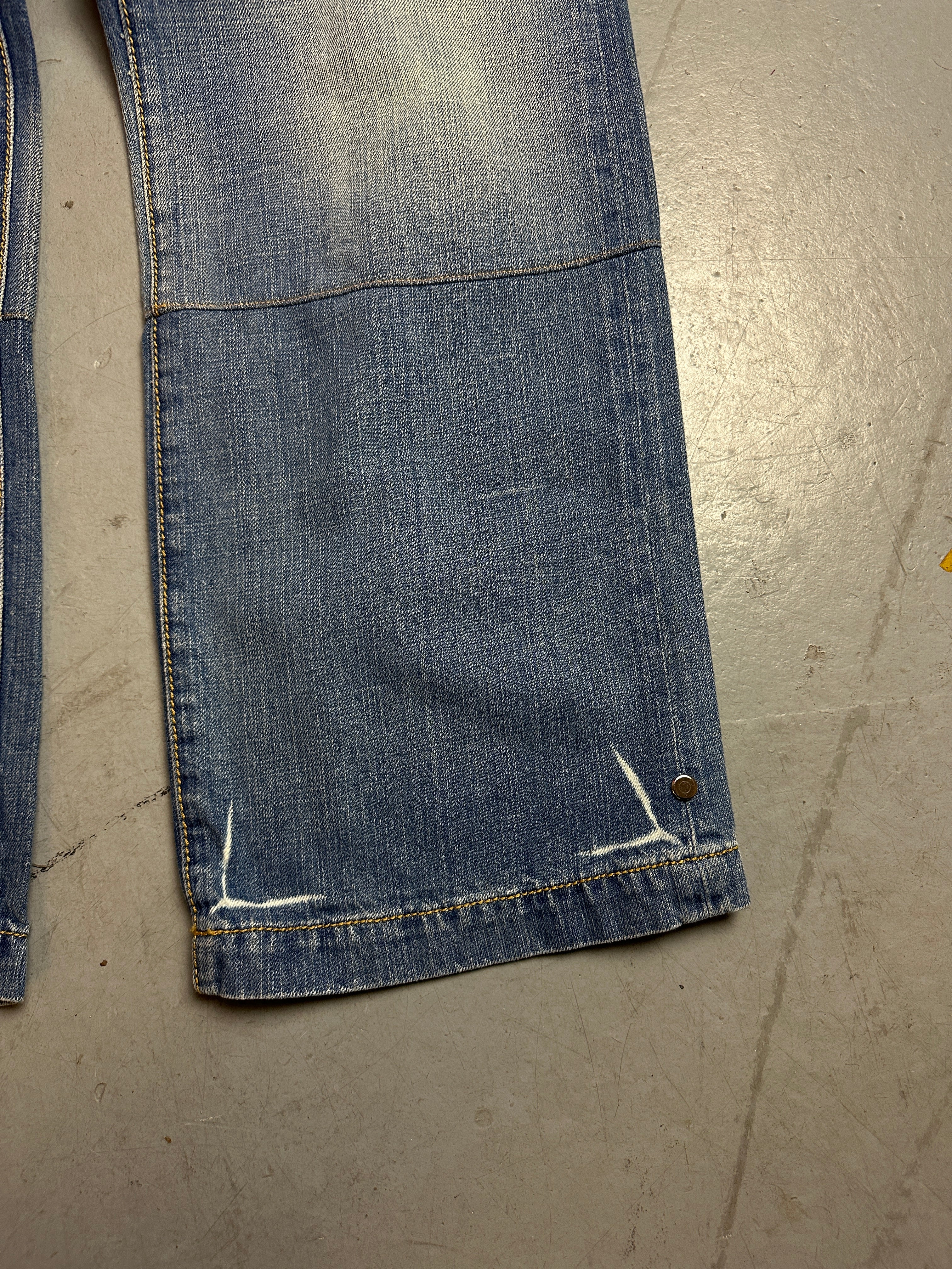 Detailbild von Vintage Washed Denim with Yellow Details von Hosenbein vorne