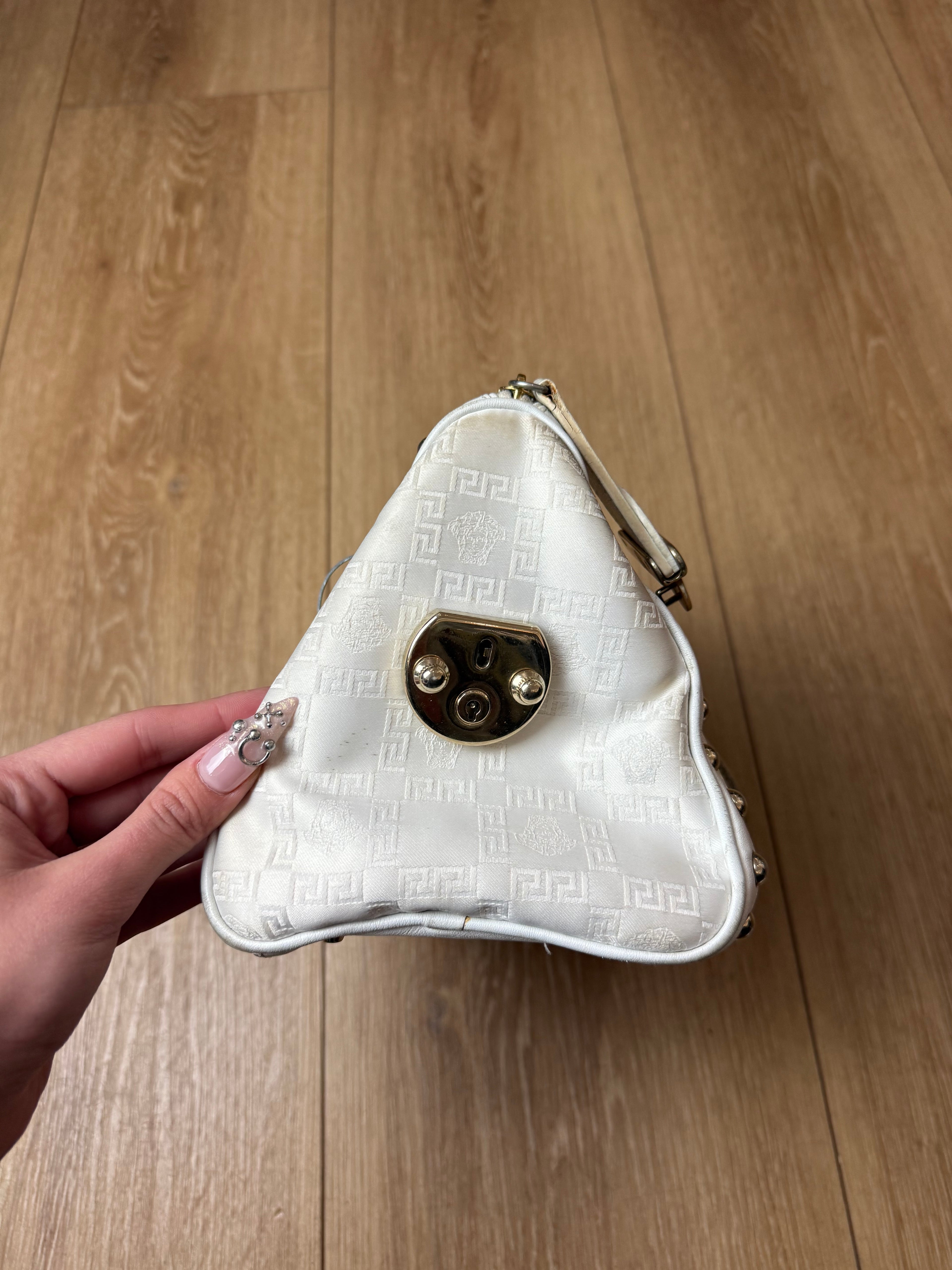 Detailbild von einer Vintage Versace White Boston Leather Bag von der Seite