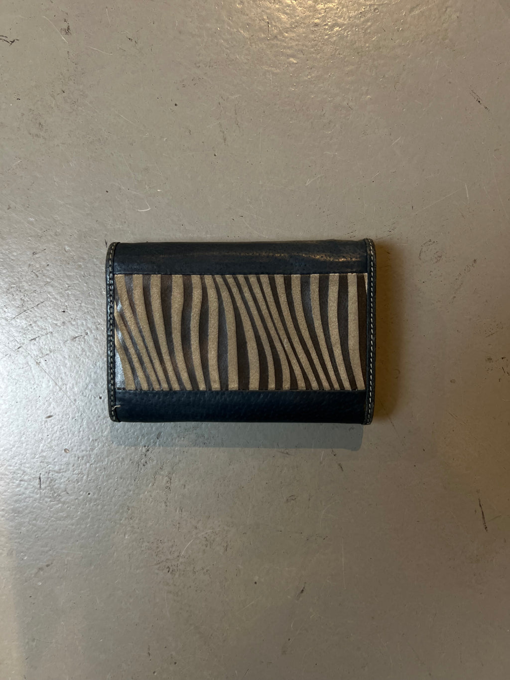 Produktbild von Geldbeutel von hinten mit Zebra Muster auf grauem Boden 