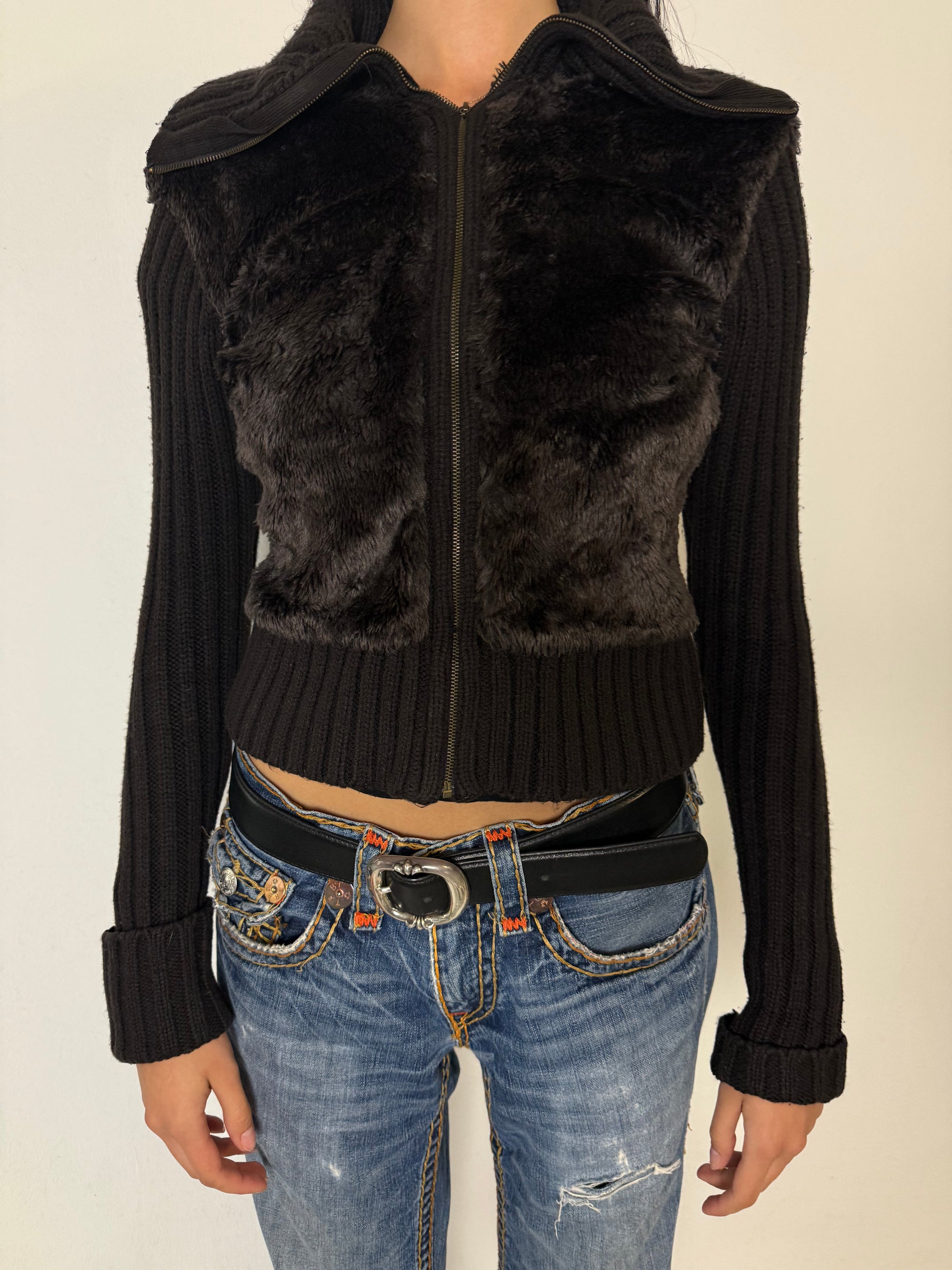 Ein brauner turtleneck knit zipper mit faux fur Brust 