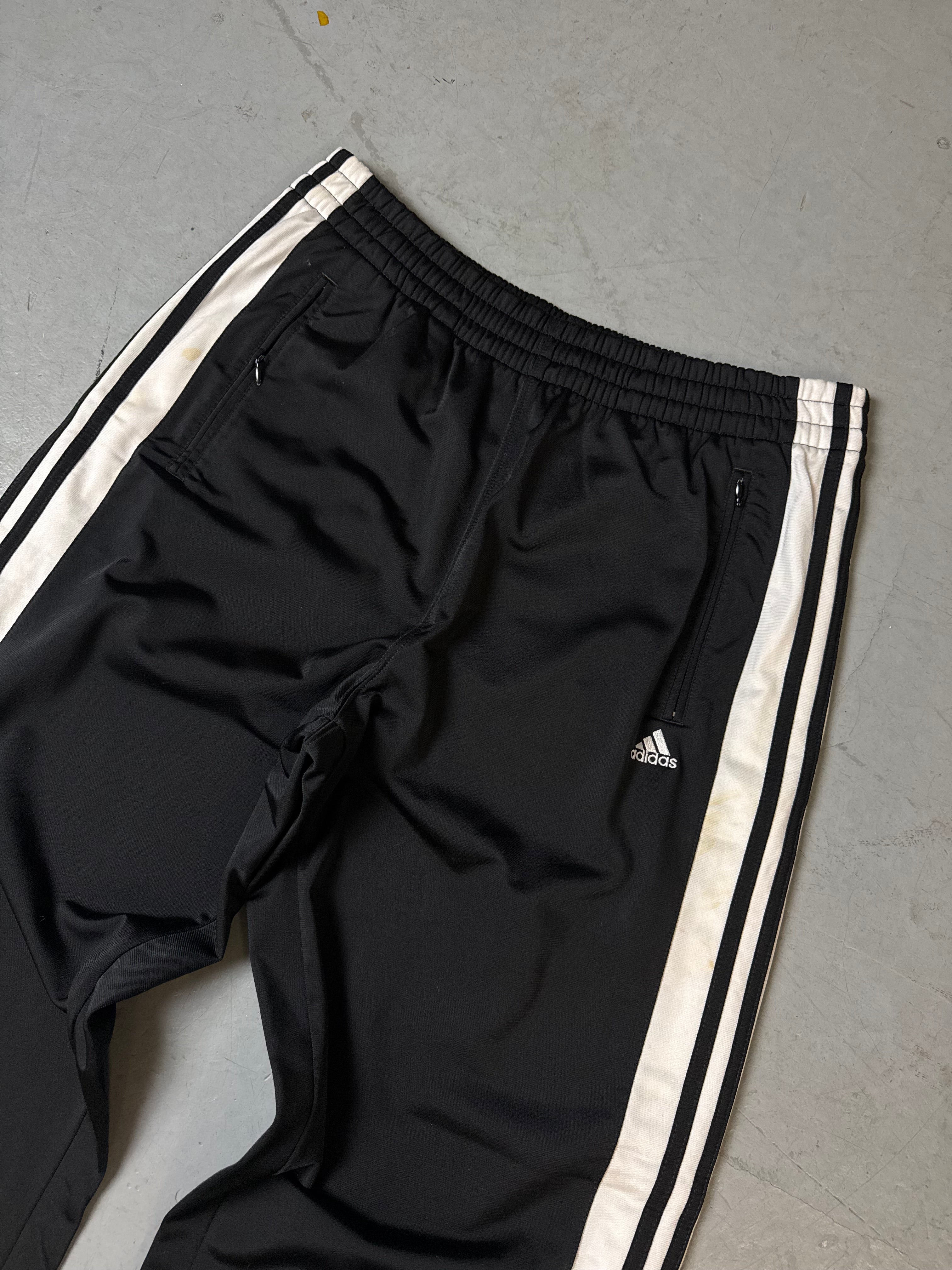Eine schwarz weiße Adidas Trackpants Jogginghose Sporthose y2k 