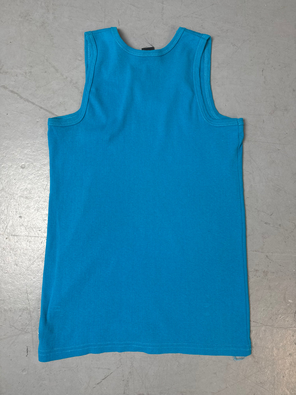 Produktbild von blauem Cuba Tank Top auf grauem Boden