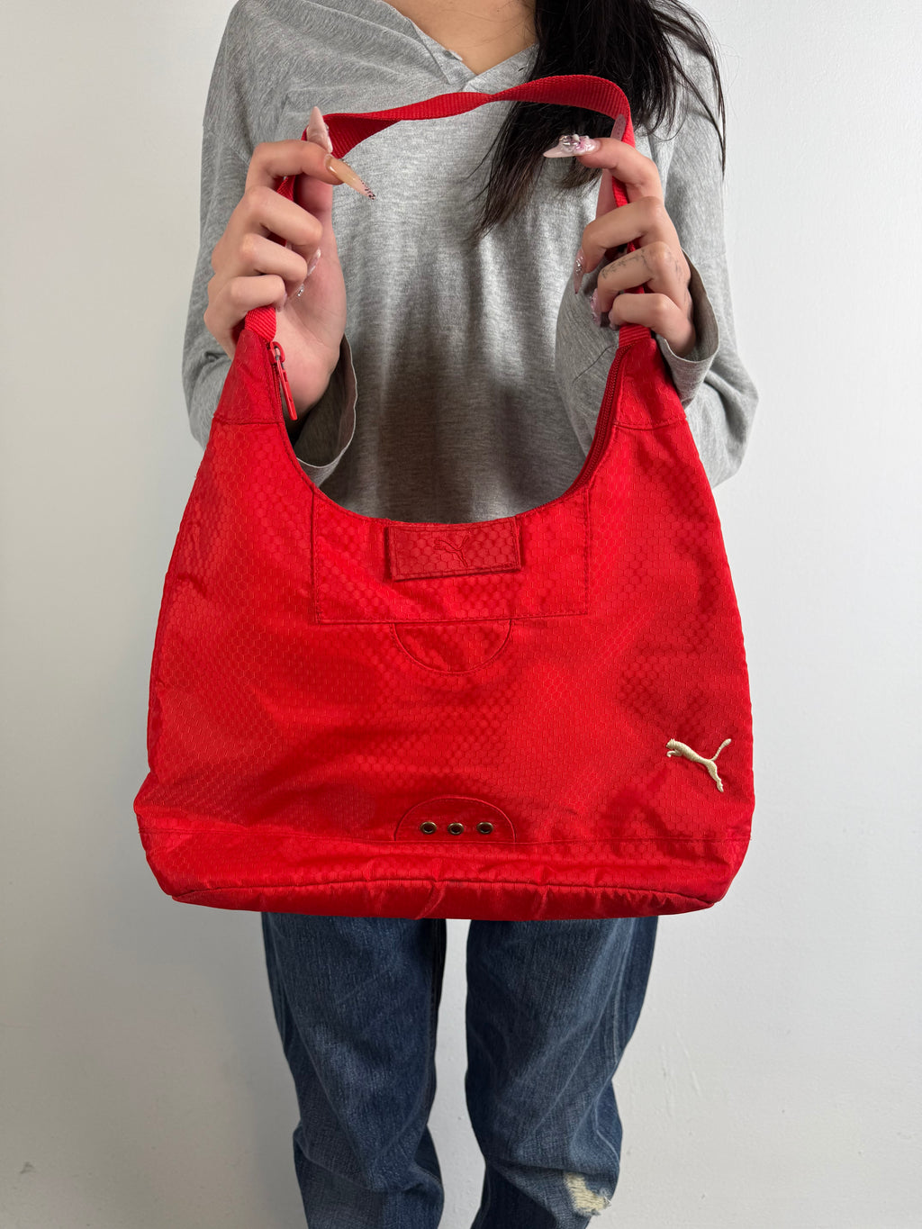 Tragebild von Vintage Puma Red Shoulder Bag von vorne