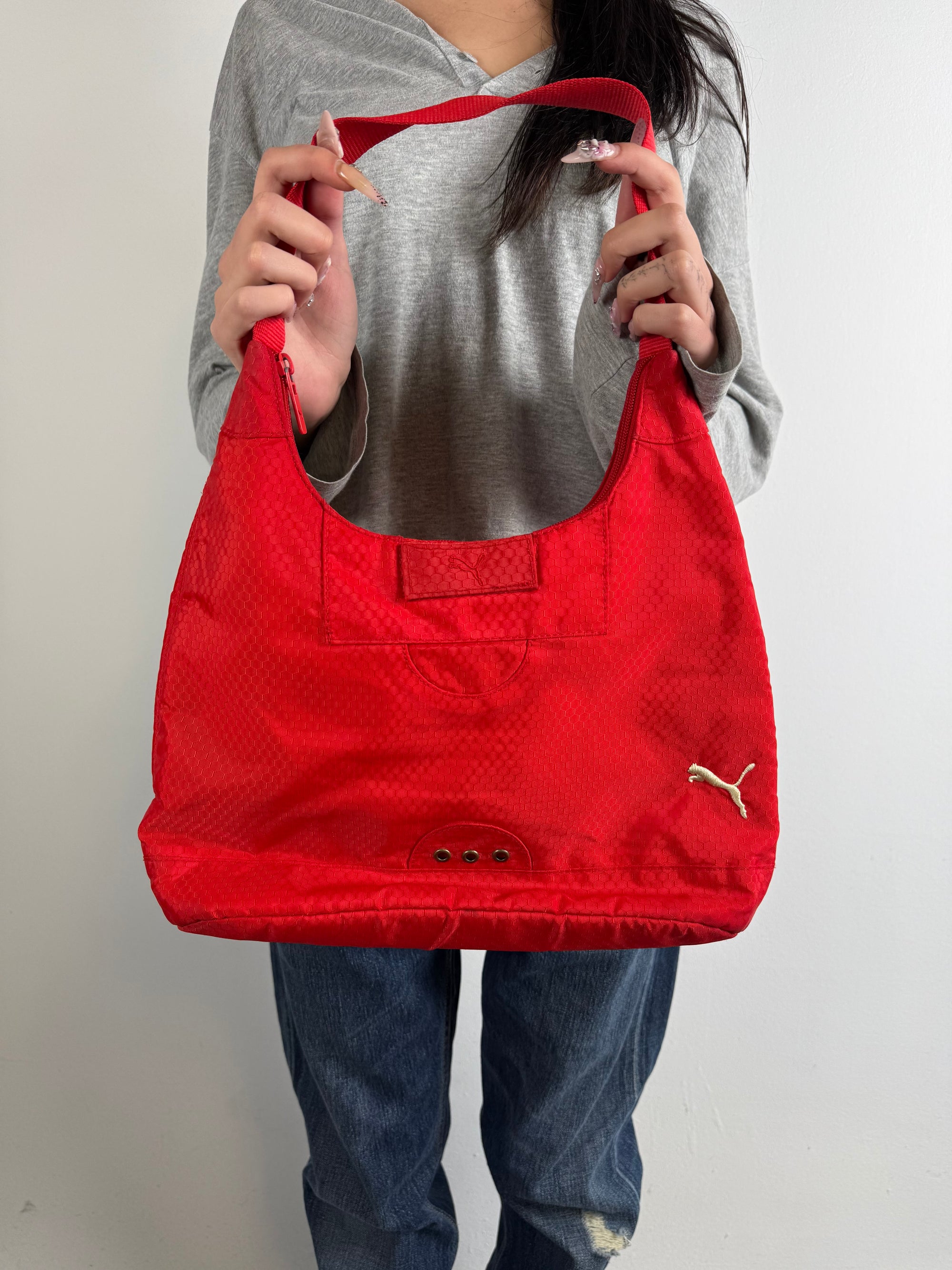 Tragebild von Vintage Puma Red Shoulder Bag von vorne