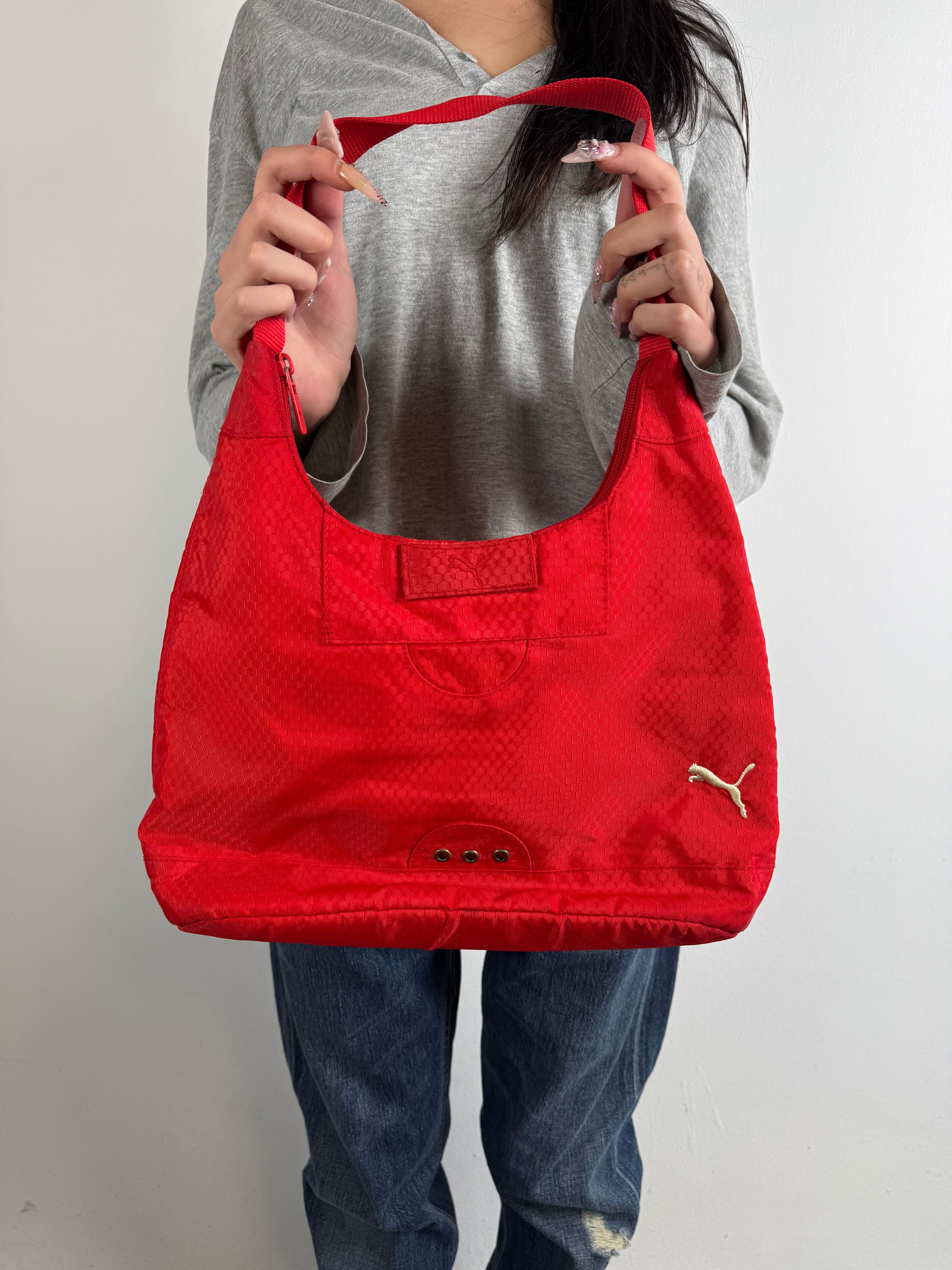 Tragebild von Vintage Puma Red Shoulder Bag von vorne