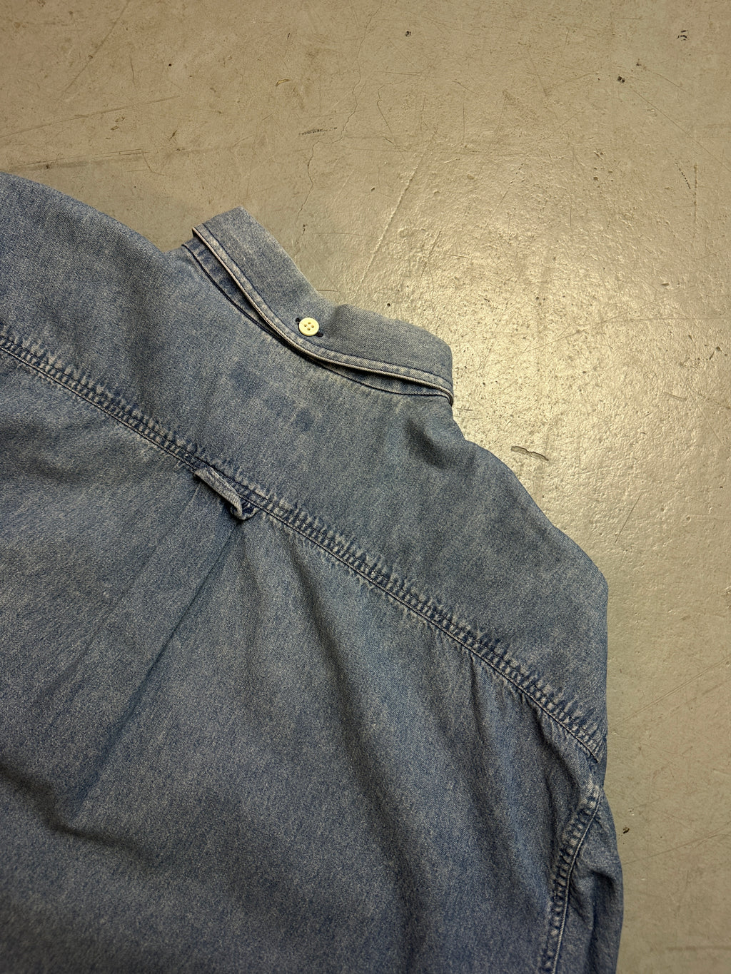 Detailbild von Vintage Stone Island Denim Button Up Shirt von hinten