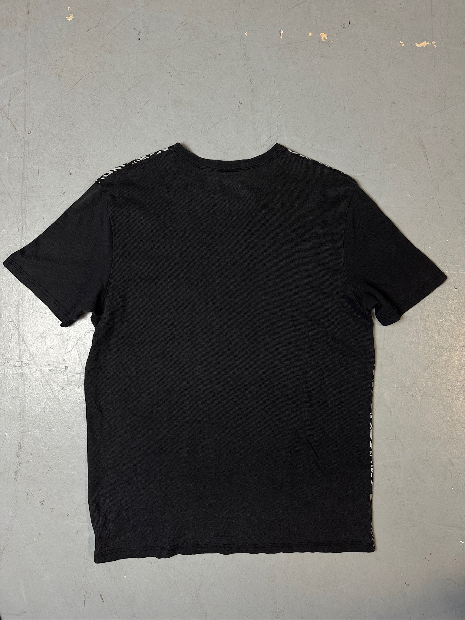 Produktbild von Printed Trussardi Tshirt vor grauer Wand  