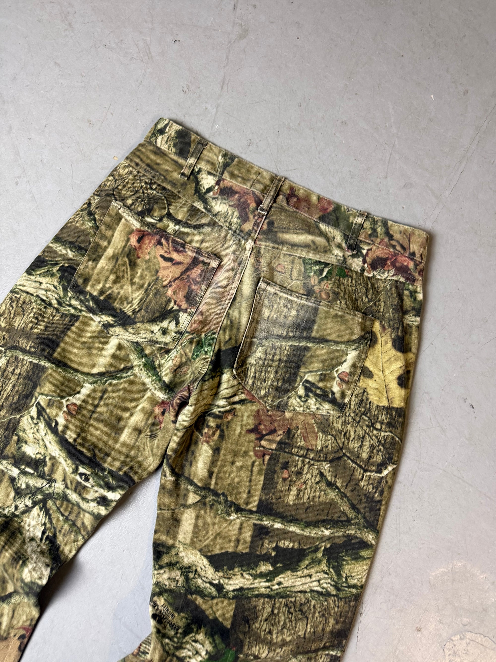 Detailliertes Produktbild von Vintage Mossy Oak Baggy Camouflage Pants L von hinten