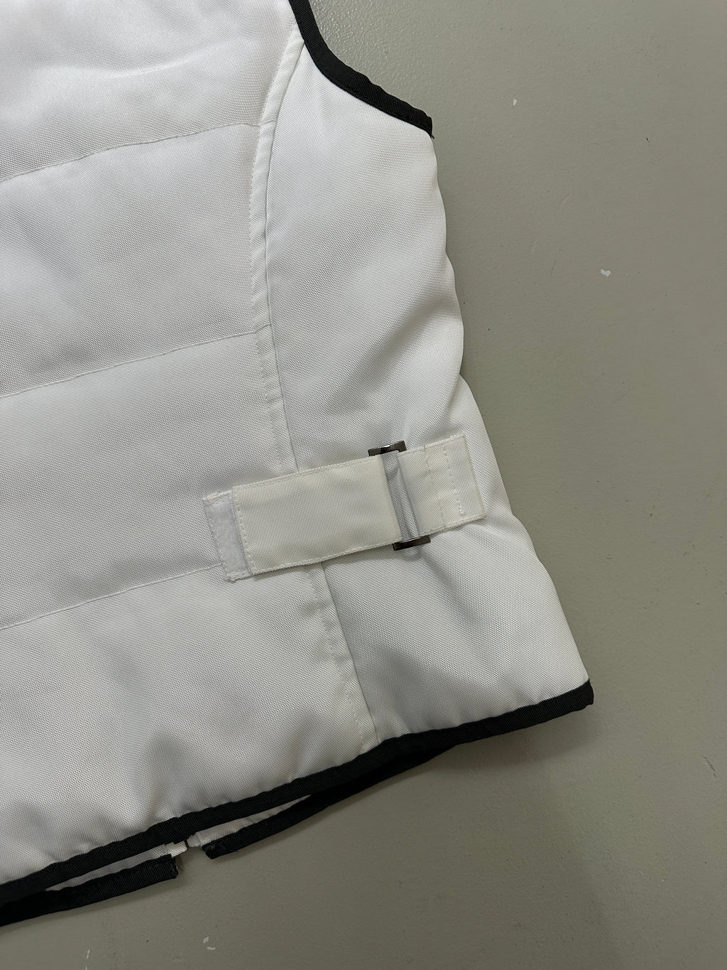 Vintage White Utility Puffer Vest für Herren. Y2K Second Hand 2000s Fashion