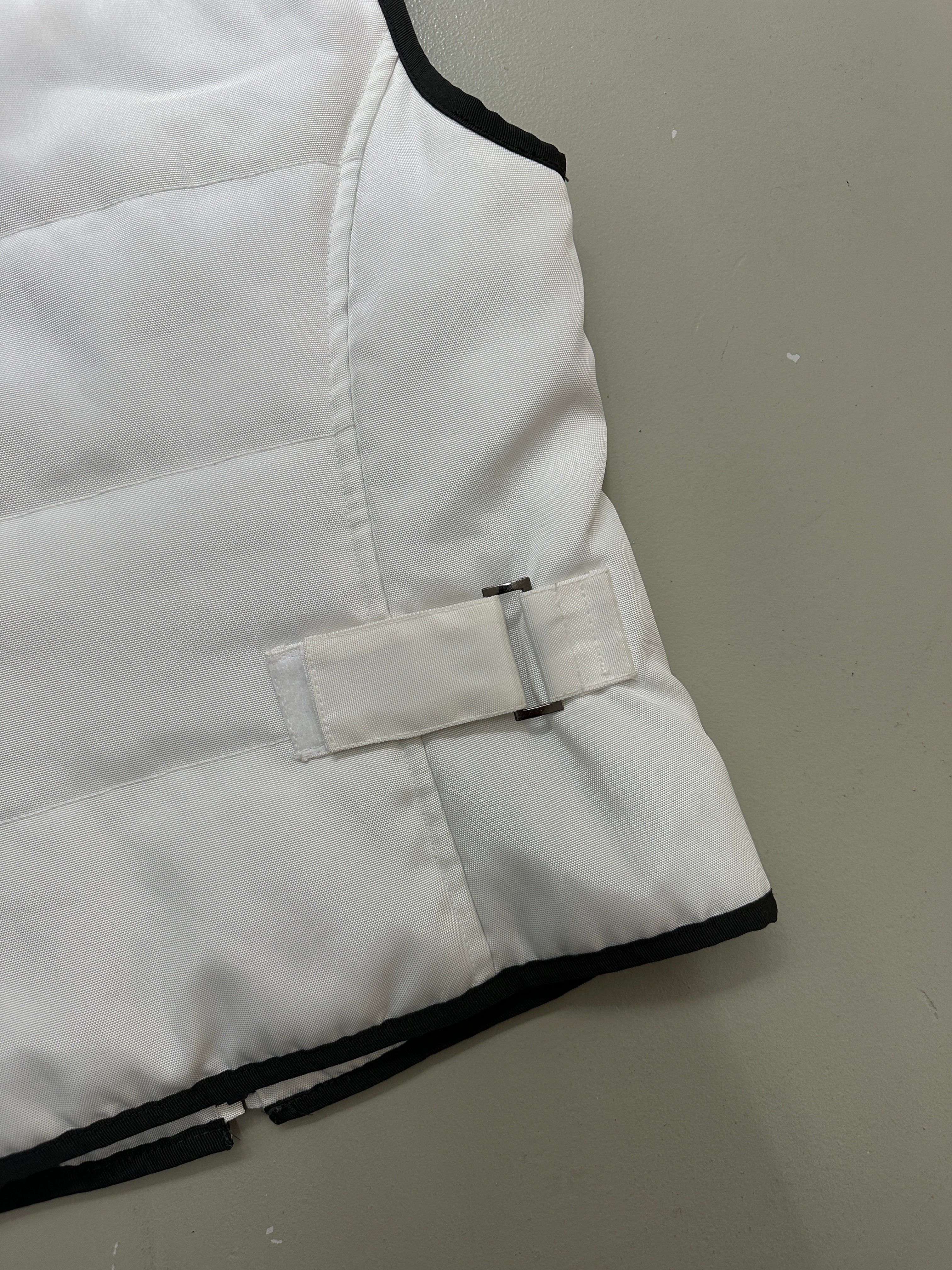Vintage White Utility Puffer Vest für Herren. Y2K Second Hand 2000s Fashion