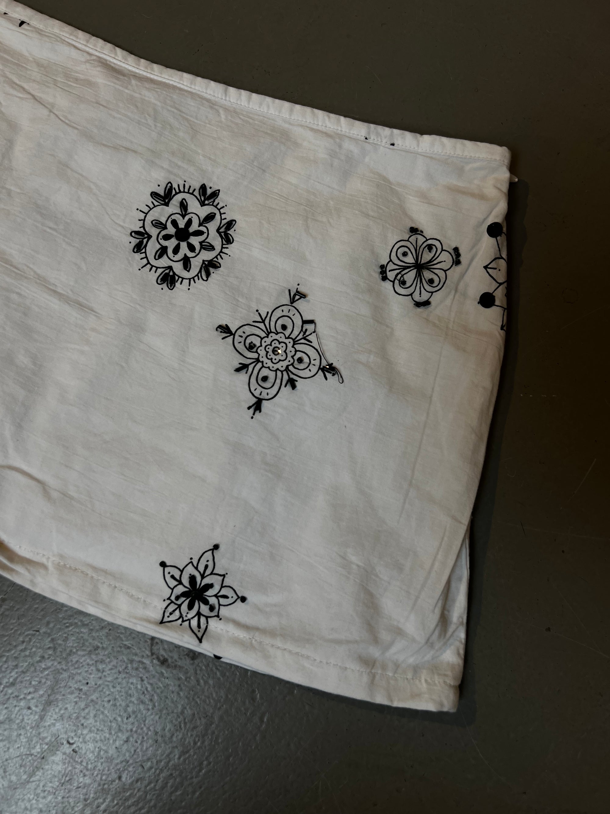 Vintage White Mini Skirt with Flowers S/M