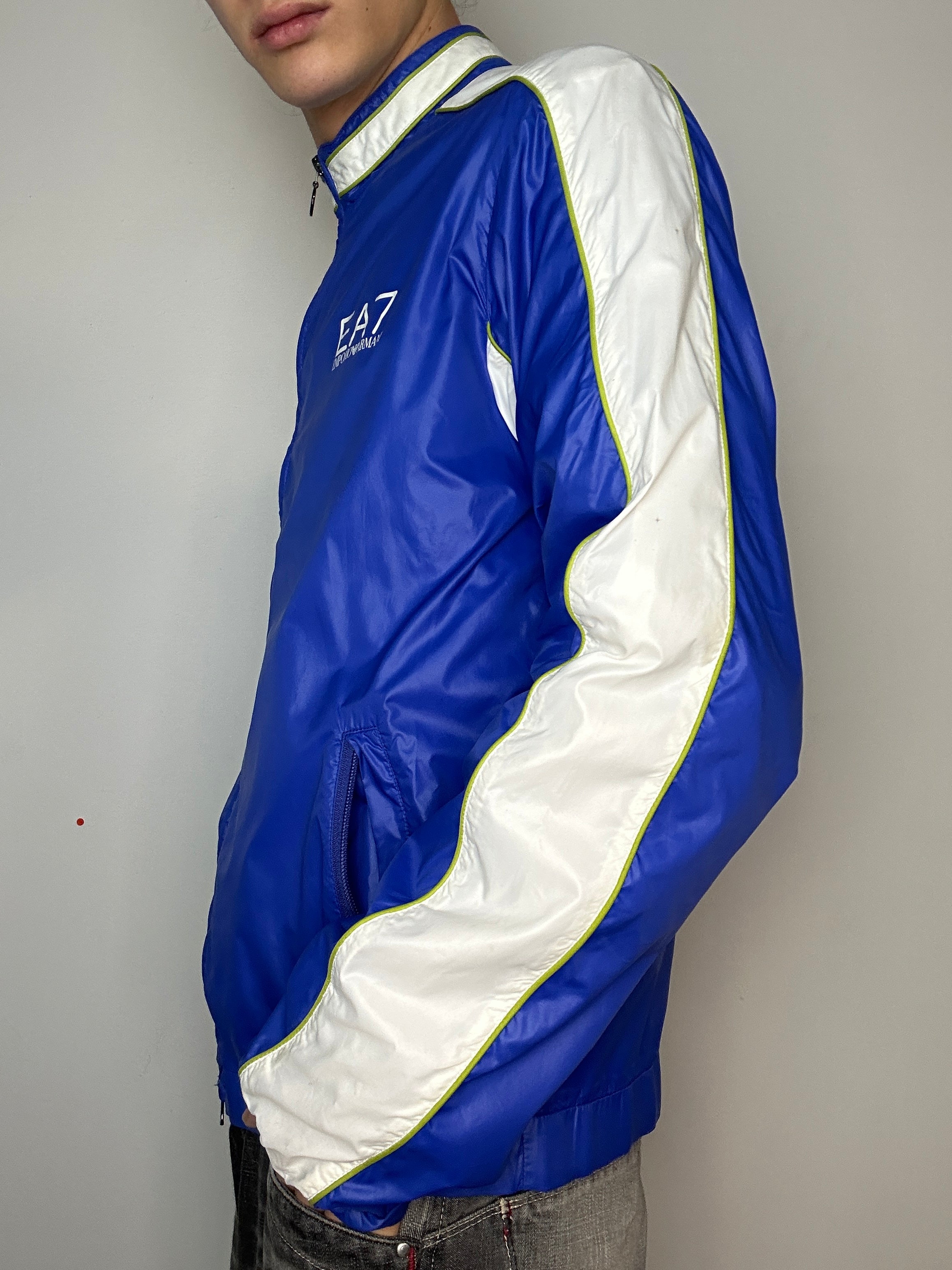 Vintage Emporio Armani Blaue Trackjacke für Herren. Y2K Second Hand 2000s Fashion 