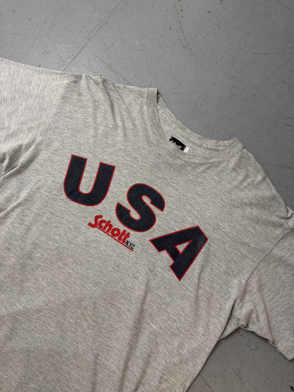 Vintage Schott USA Grey Printed T-Shirt für Herren. Secondhand Y2K 2000s Fashion