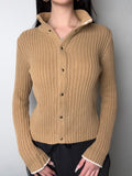 Tragebild von Vintage Armani Jeans Brown Knit Button Up M von vorne 
