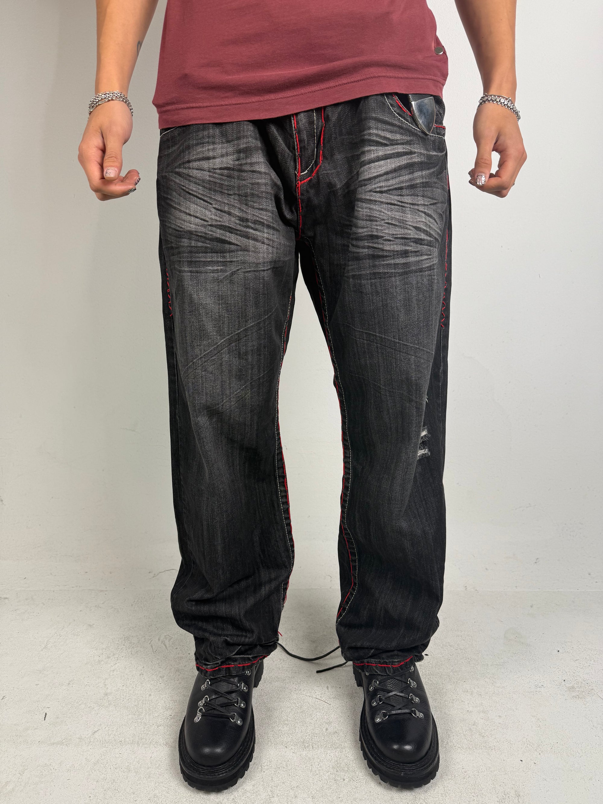 Eine schwarze baggy Japanese denim mit rotem stitching 