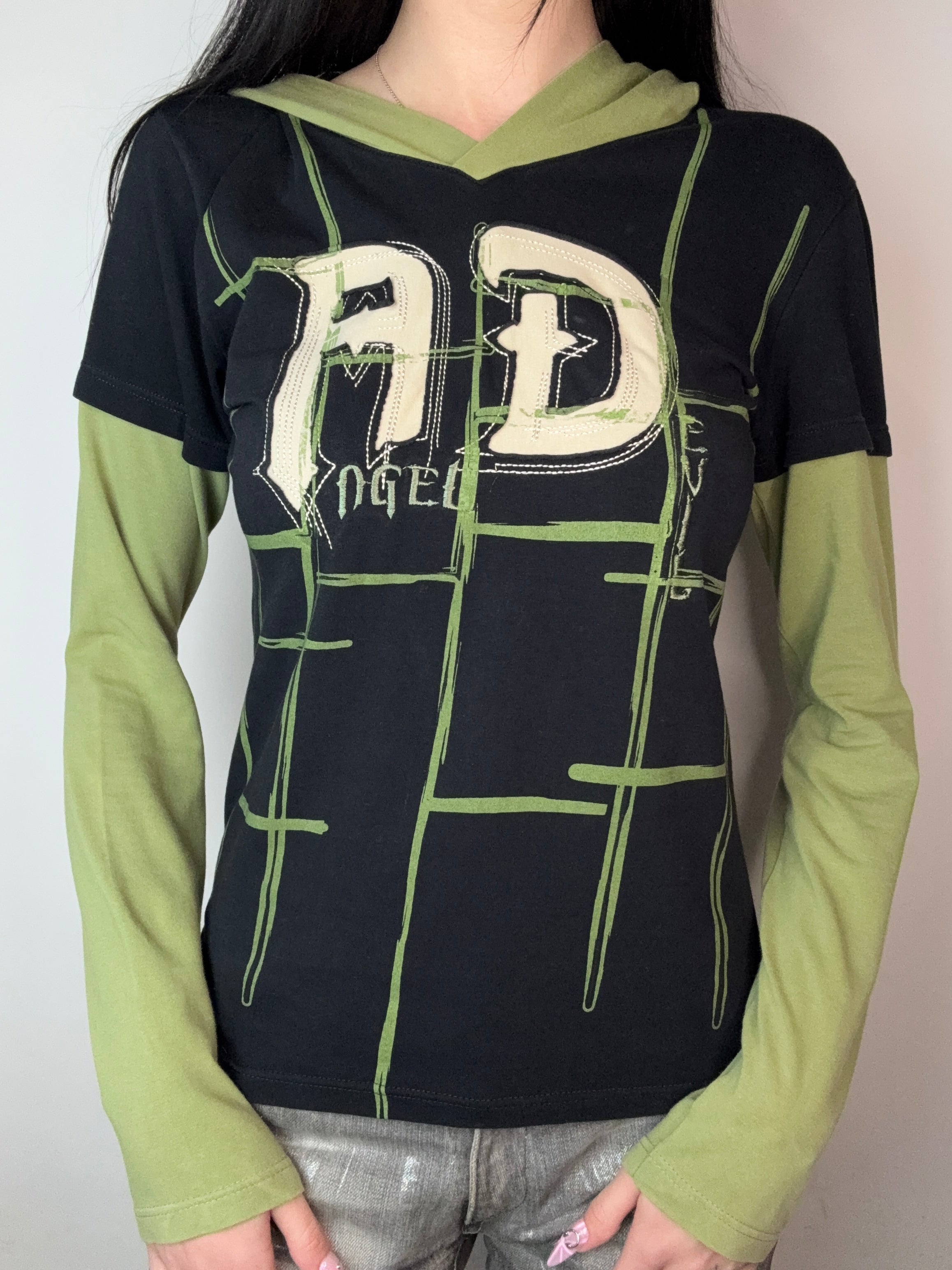 Vintage Angel Devil Black and Green Hooded Longsleeve für Damen. Y2K Second Hand 2000s Fashion