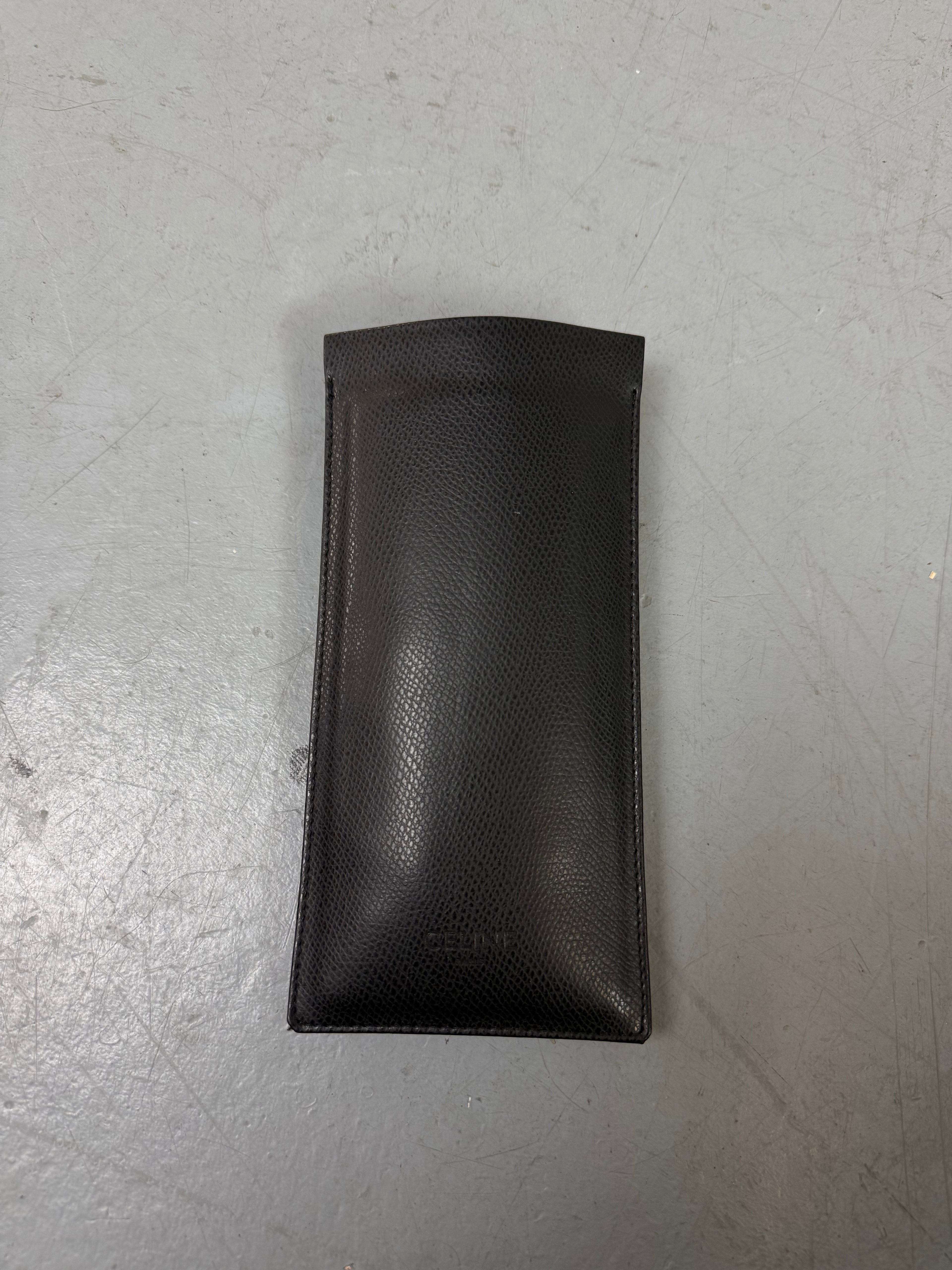 Dunkelgraue Sonnenbrille von Celine im cat eye look mit Glitzer details an den Bügeln 