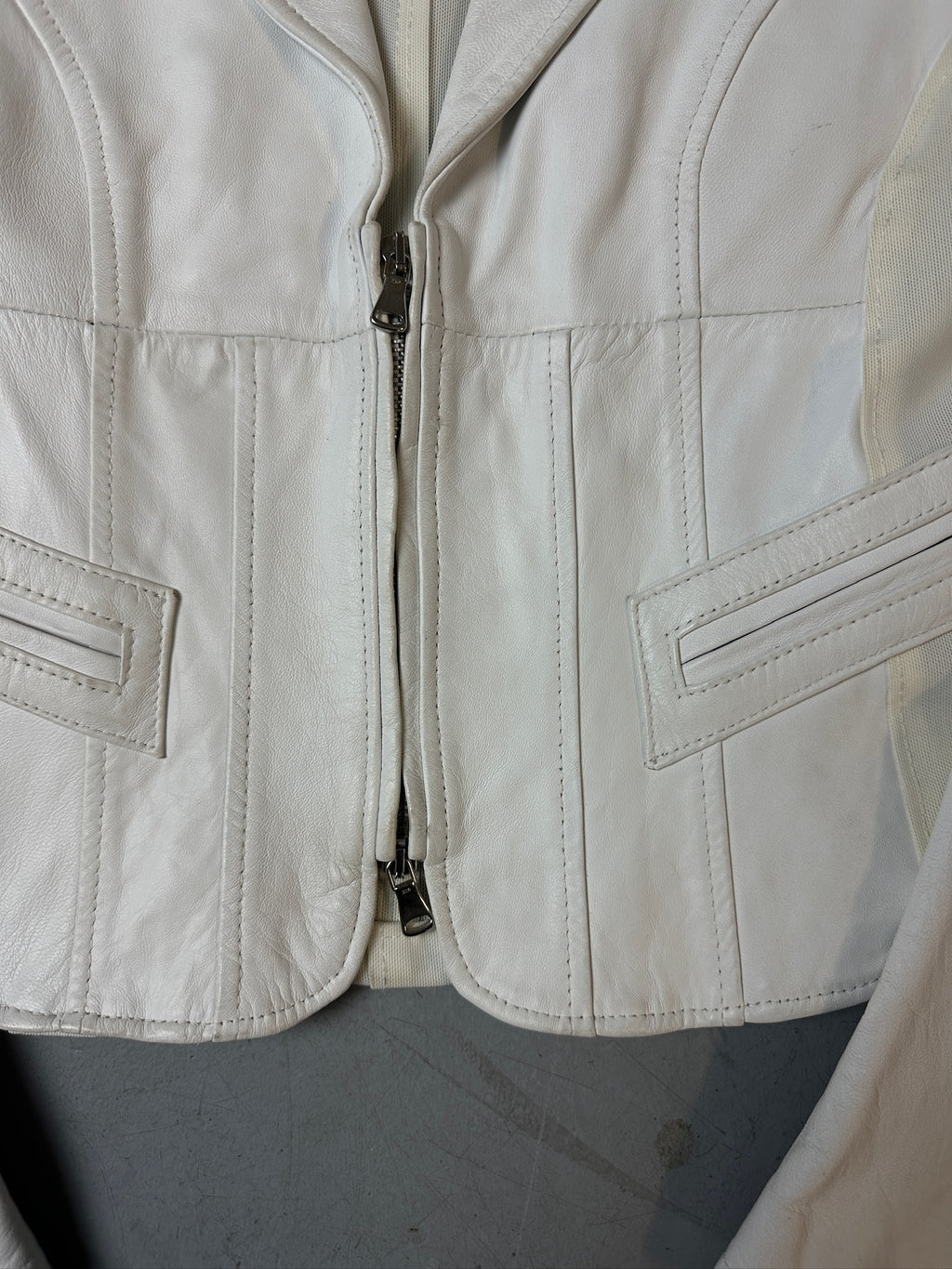 Detailbild von Vintage White Half Zip Italian Leather Jacket von Zipper