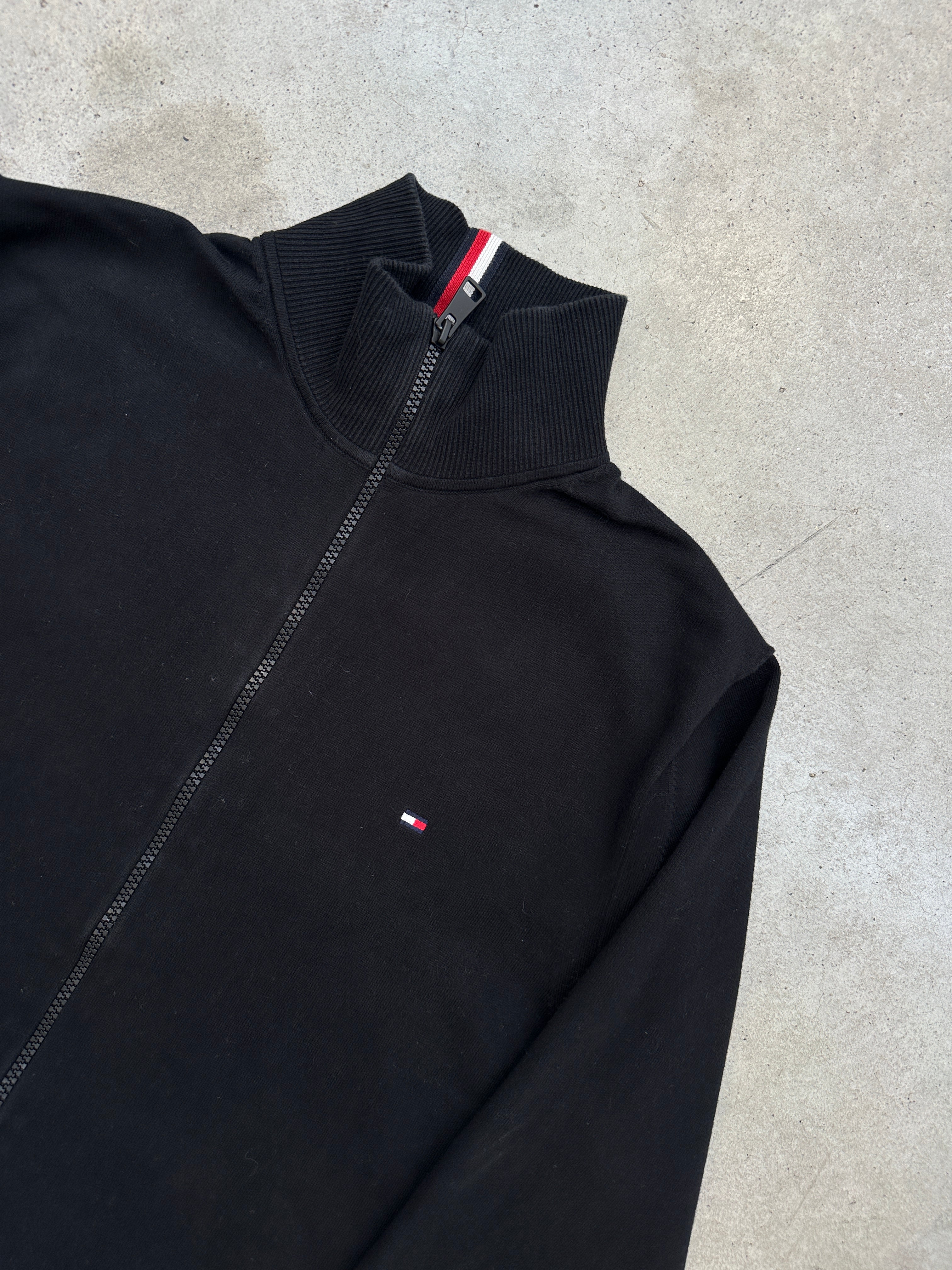 Vintage Tommy Hilfiger Black Knit Zip Sweater für Herren. Y2K Second Hand 2000s Fashion