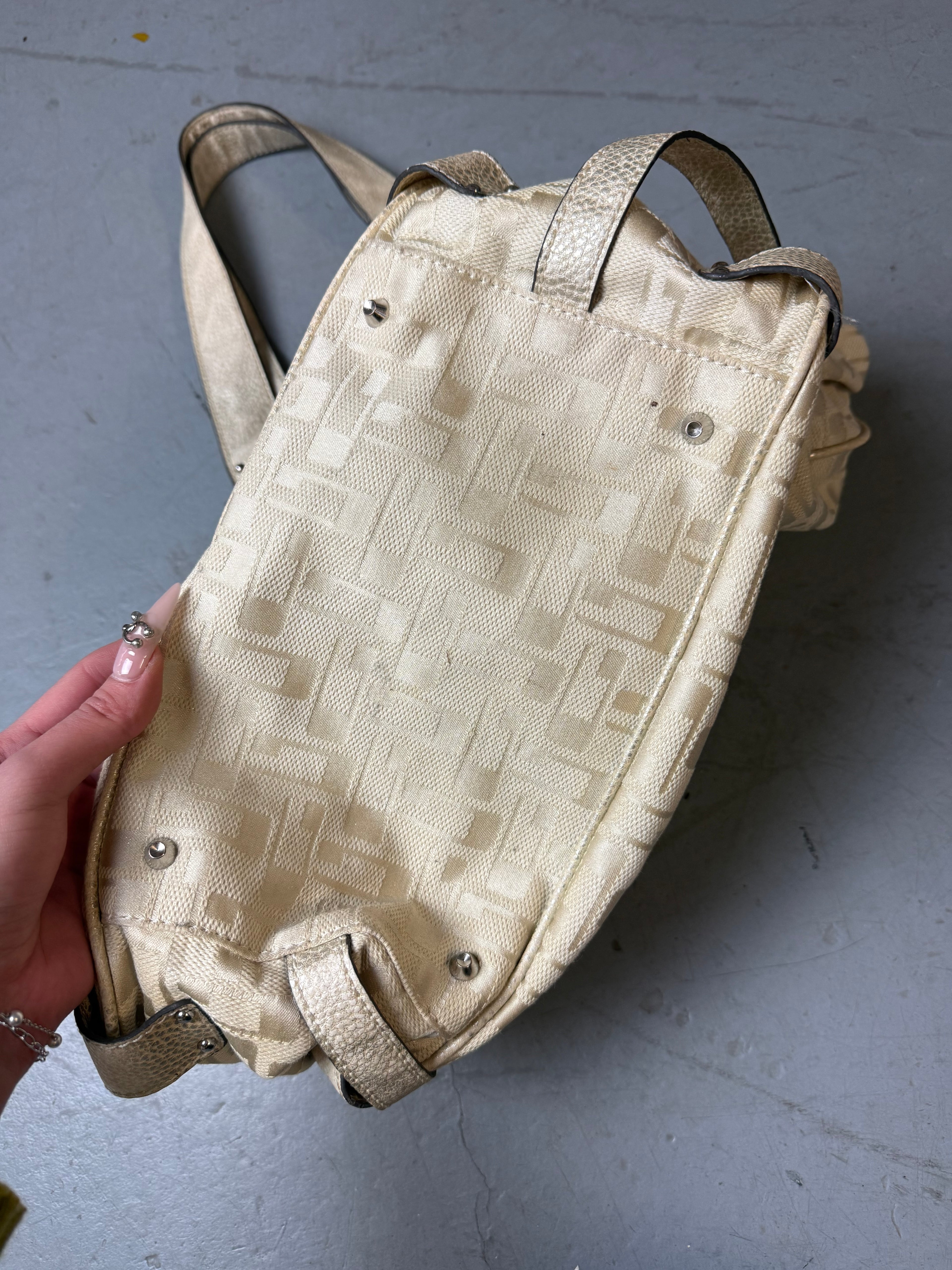 Detailbild von einer Vintage CNTY BAGS Guess Beige Monogram Big Bag von unten